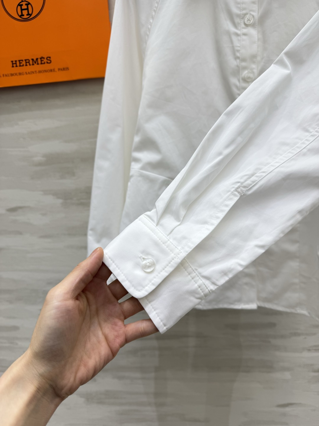 🤍Hermès²⁶棉质刺绣白衬衫 高支棉｜挺括透气微A散摆剪裁｜胸口低调刺绣 细节高级 插肩袖+立体口袋设计 通勤日常通