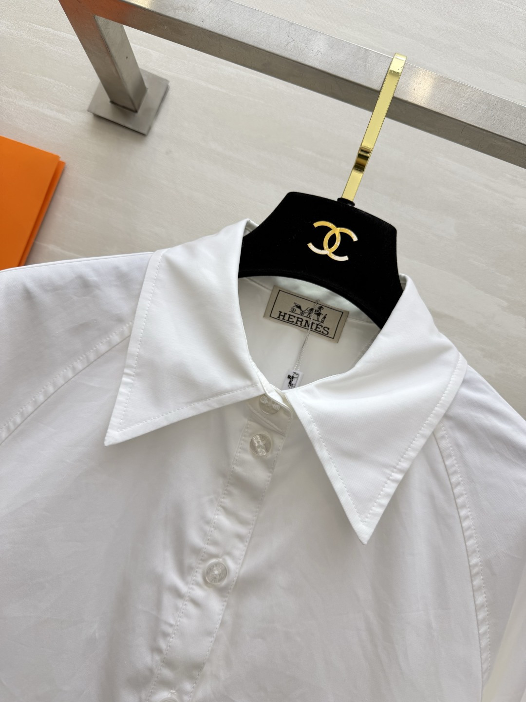 🤍Hermès²⁶棉质刺绣白衬衫 高支棉｜挺括透气微A散摆剪裁｜胸口低调刺绣 细节高级 插肩袖+立体口袋设计 通勤日常通