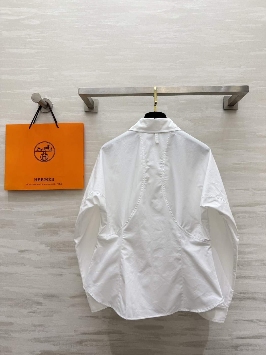 🤍Hermès²⁶棉质刺绣白衬衫 高支棉｜挺括透气微A散摆剪裁｜胸口低调刺绣 细节高级 插肩袖+立体口袋设计 通勤日常通