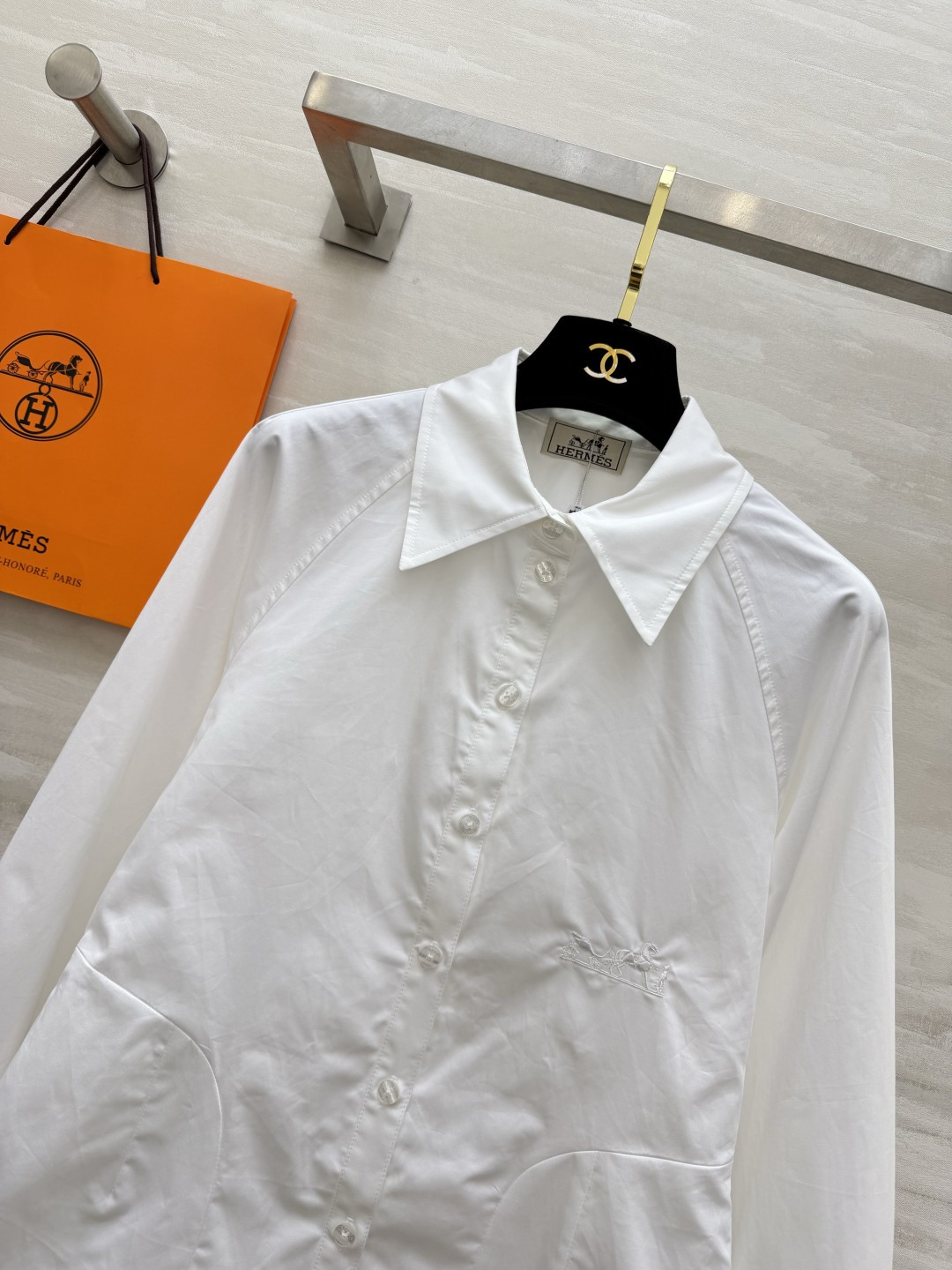 🤍Hermès²⁶棉质刺绣白衬衫 高支棉｜挺括透气微A散摆剪裁｜胸口低调刺绣 细节高级 插肩袖+立体口袋设计 通勤日常通