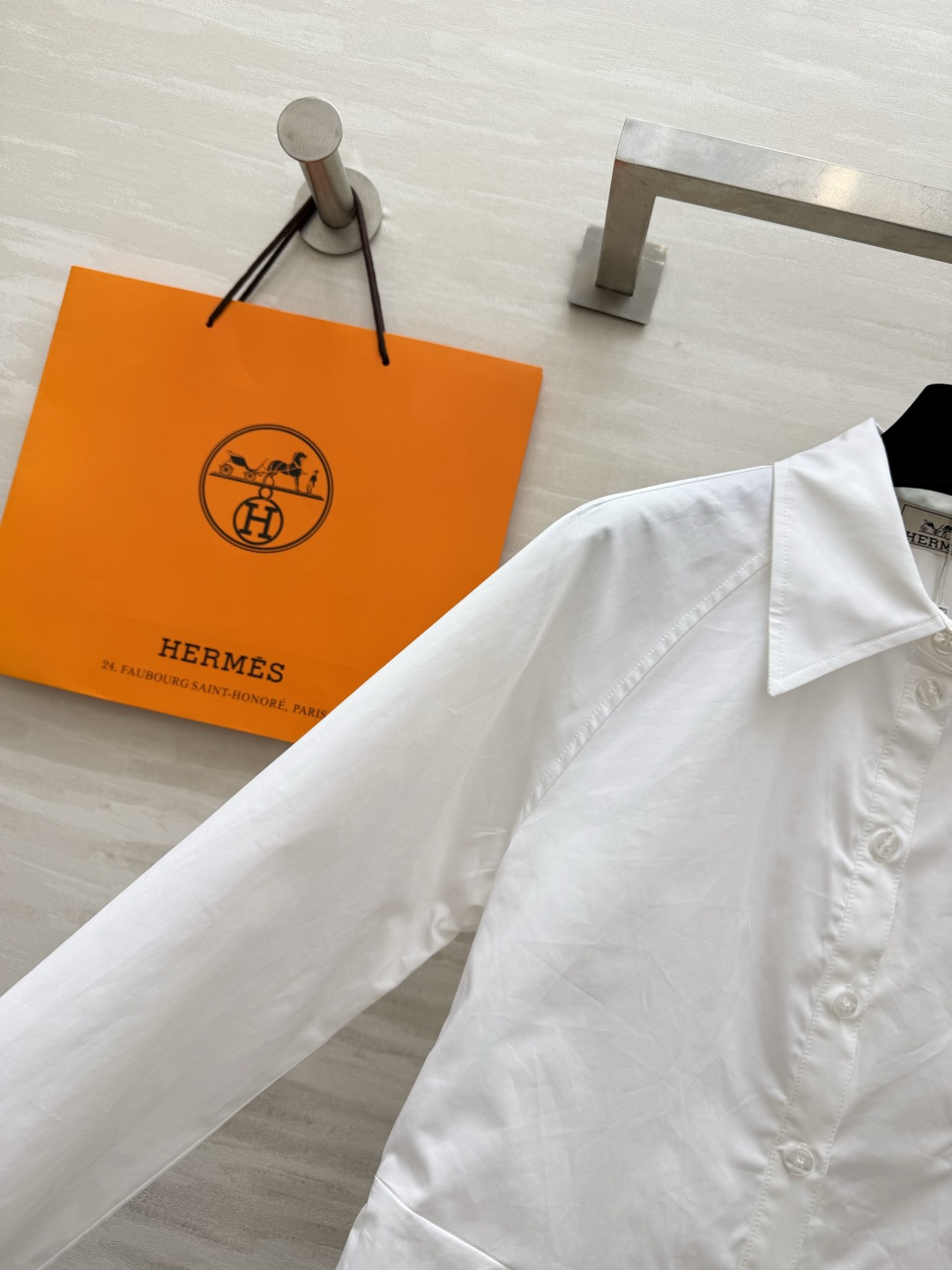 🤍Hermès²⁶棉质刺绣白衬衫 高支棉｜挺括透气微A散摆剪裁｜胸口低调刺绣 细节高级 插肩袖+立体口袋设计 通勤日常通