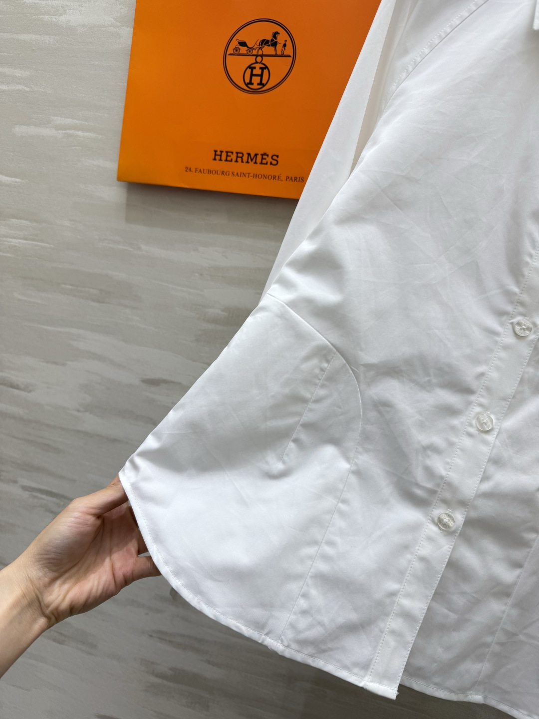 🤍Hermès²⁶棉质刺绣白衬衫 高支棉｜挺括透气微A散摆剪裁｜胸口低调刺绣 细节高级 插肩袖+立体口袋设计 通勤日常通