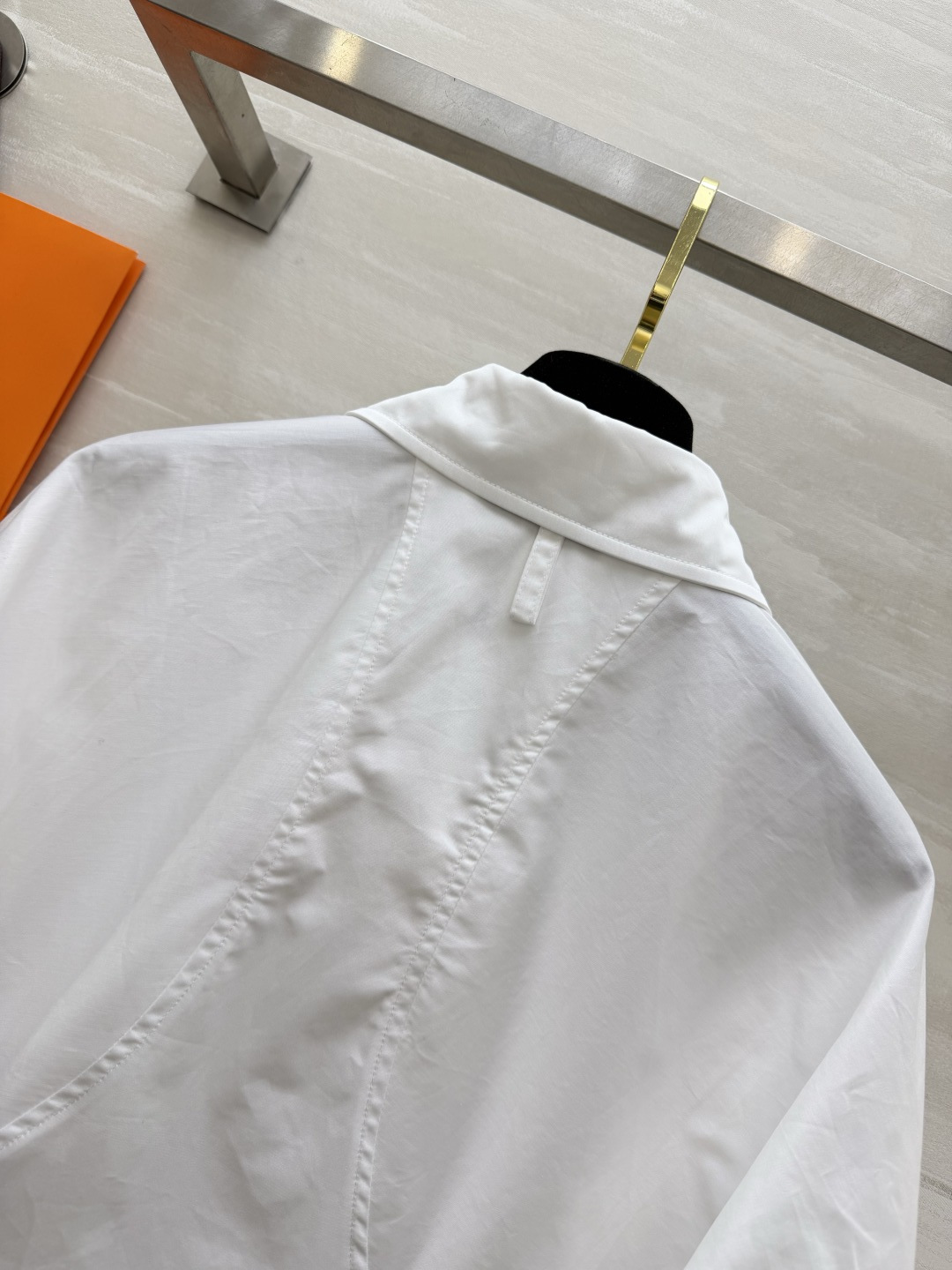 🤍Hermès²⁶棉质刺绣白衬衫 高支棉｜挺括透气微A散摆剪裁｜胸口低调刺绣 细节高级 插肩袖+立体口袋设计 通勤日常通