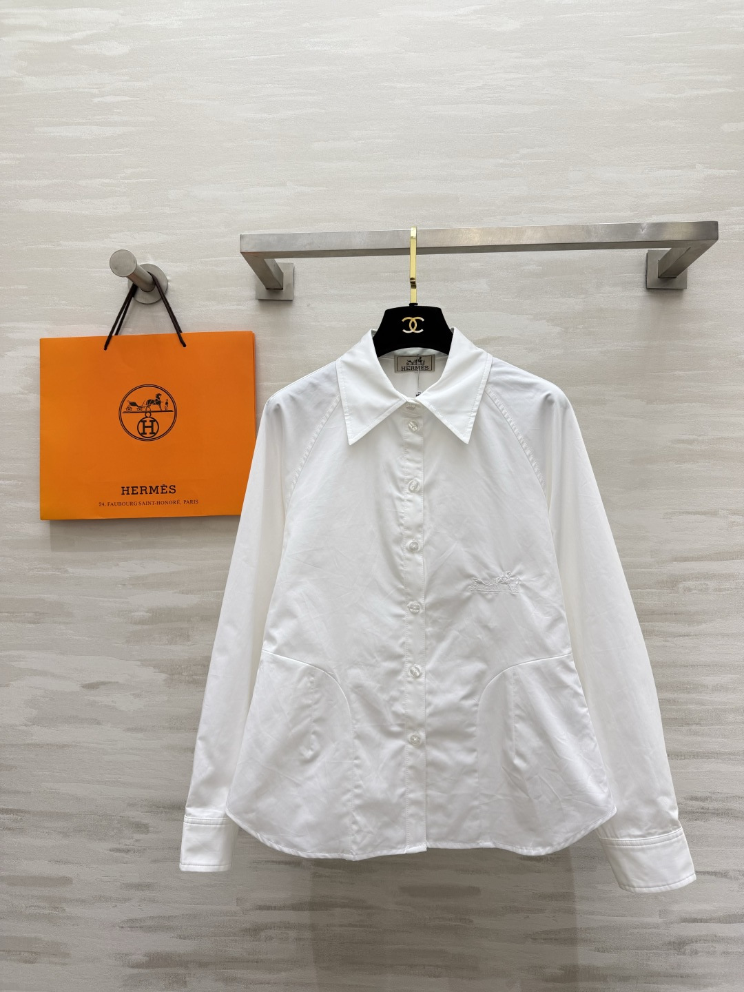 NO:946837,Hermès cotton embroidered white shirt, high count cotton｜Stiff and breathable micro-A loose cut｜Low-key embroidery on the chest, advanced details Raglan sleeves + three-dimensional pocket design, suitable for daily commuting, high-quality customization of white shirts that are just needed in the wardrobe. Available in stock first size S/M/L (S size bust 88, length 57), Hermès - Clothing, hermes, hermes, shirts,19860909Hermès棉质刺绣白衬衫 高支棉｜挺括透气微A散摆剪裁｜胸口低调刺绣 细节高级 插肩袖+立体口袋设计 通勤日常通吃 衣橱刚需白衬衫高品质定制 现货首发sizeS/M/L（s码胸围88,衣长57）,爱马仕-服装,hermes,hermes,shirts,,Women's clothing