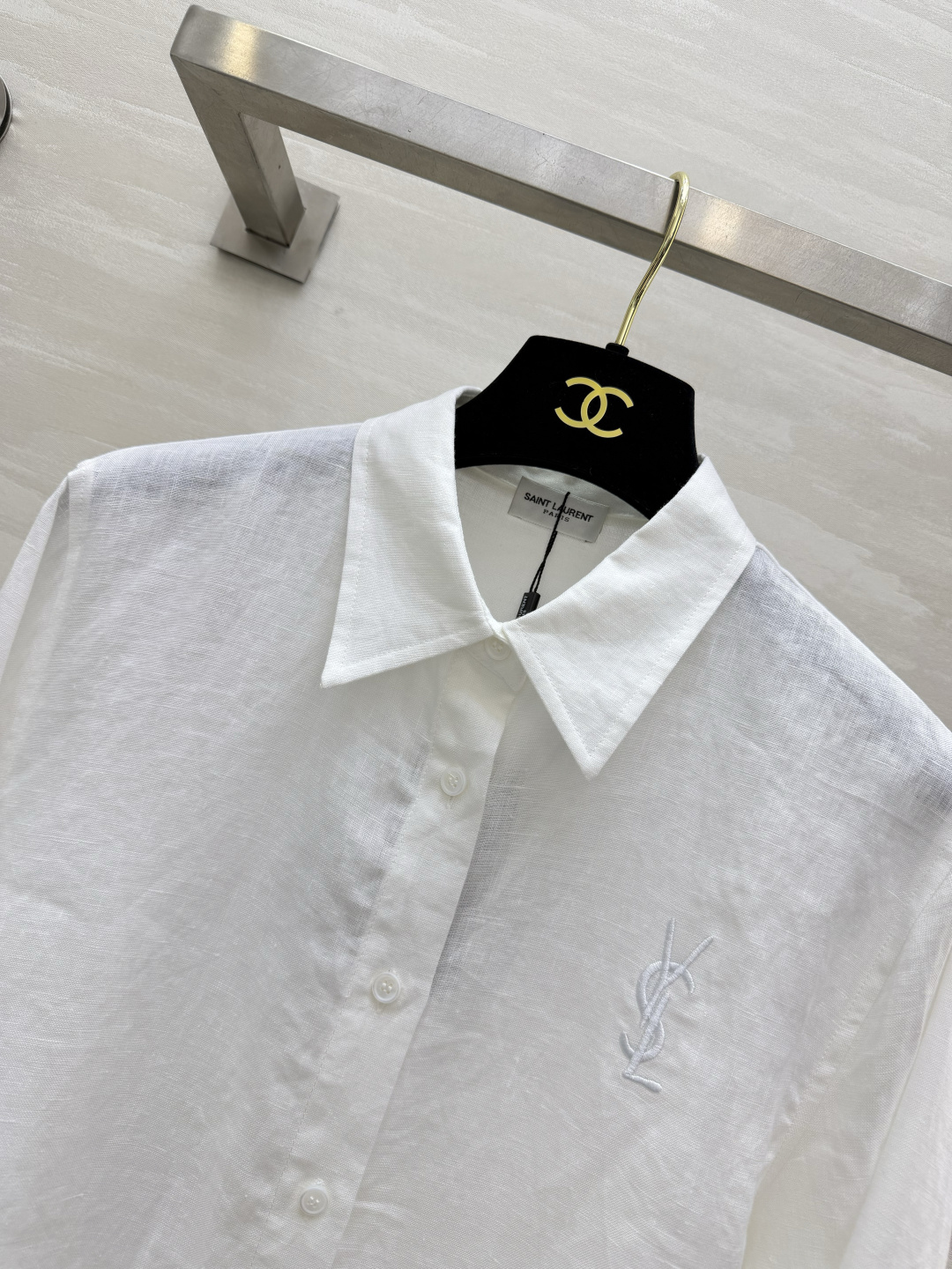 YSL²⁶亚麻刺绣衬衫 天然水洗亚麻|透气清爽 宽松直筒版型|包容各种身材 胸口低调刺绣标识 袖扣可调节 长短袖随心切换 YSL²⁶亚麻刺绣衬衫 天然水洗亚麻|透气清爽 宽松直筒版型|包容各种身材 胸口低调刺绣标识 袖扣可调节 长短袖随心切换