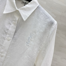 YSL²⁶亚麻刺绣衬衫 天然水洗亚麻|透气清爽 宽松直筒版型|包容各种身材 胸口低调刺绣标识 袖扣可调节 长短袖随心切换 YSL²⁶亚麻刺绣衬衫 天然水洗亚麻|透气清爽 宽松直筒版型|包容各种身材 胸口低调刺绣标识 袖扣可调节 长短袖随心切换