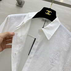 YSL²⁶亚麻刺绣衬衫 天然水洗亚麻|透气清爽 宽松直筒版型|包容各种身材 胸口低调刺绣标识 袖扣可调节 长短袖随心切换 YSL²⁶亚麻刺绣衬衫 天然水洗亚麻|透气清爽 宽松直筒版型|包容各种身材 胸口低调刺绣标识 袖扣可调节 长短袖随心切换