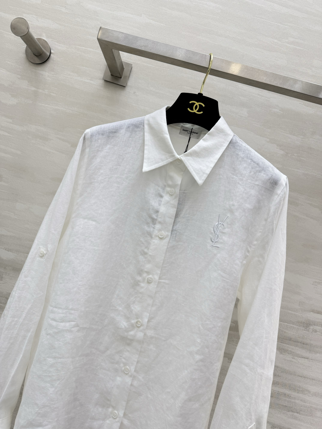 YSL²⁶亚麻刺绣衬衫 天然水洗亚麻|透气清爽 宽松直筒版型|包容各种身材 胸口低调刺绣标识 袖扣可调节 长短袖随心切换 YSL²⁶亚麻刺绣衬衫 天然水洗亚麻|透气清爽 宽松直筒版型|包容各种身材 胸口低调刺绣标识 袖扣可调节 长短袖随心切换