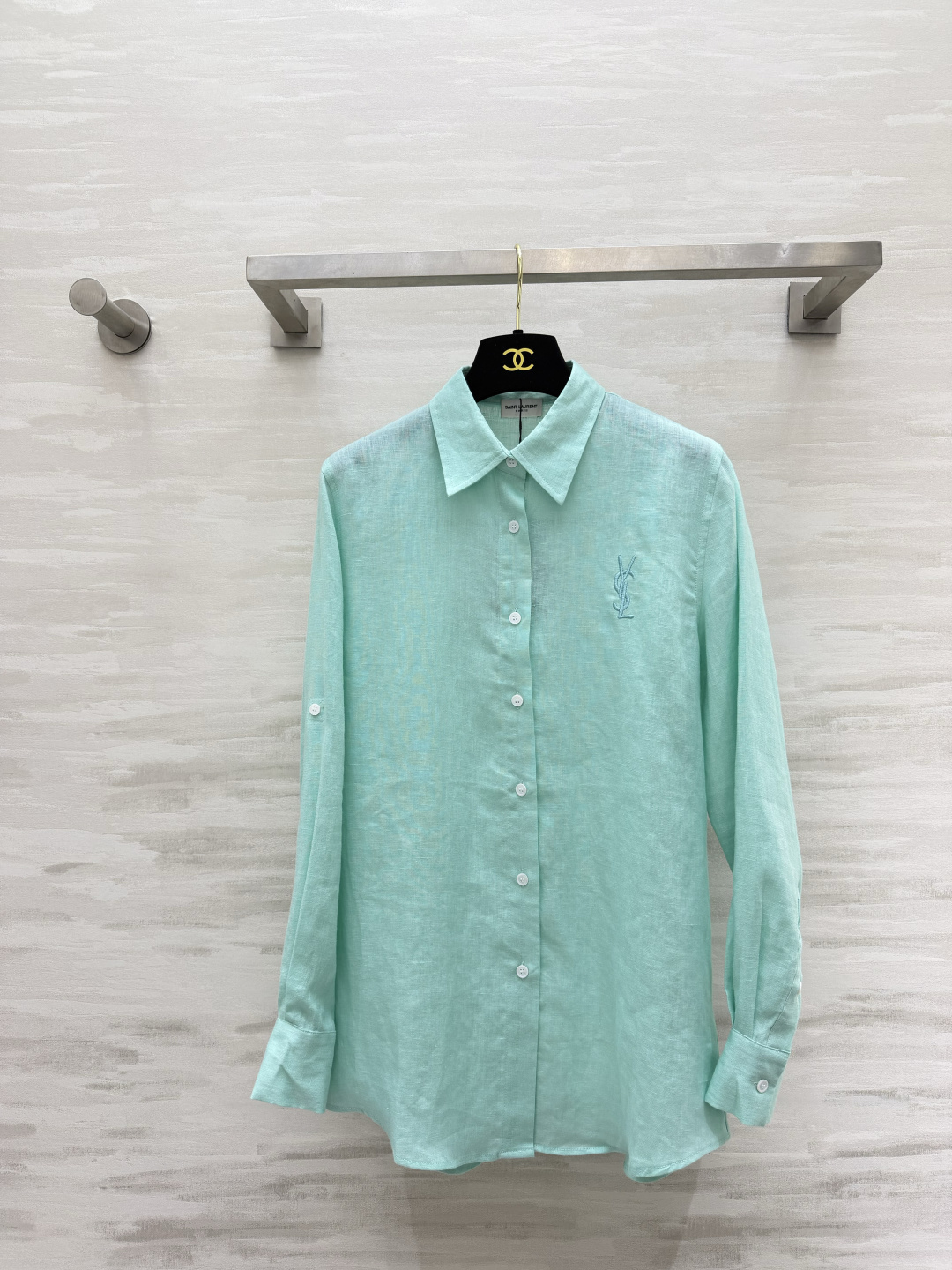 NO:946858,YSL linen embroidered shirt Natural washed linen｜Breathable and refreshing Loose straight fit｜Accommodating all body types Low-profile embroidered logo on the chest Adjustable cufflinks Switch between long and short sleeves Two colors of pure white | Mint light green! Suitable for commuting, travel, and daily life Relaxation can be adjusted with one click High-quality customization Available in stock first size S/M/L (S size shoulder width 40, bust 96, length 71), Saint Laurent - Clothing, saint  laurent,saint laurent,shirts,T-shirt,19860909YSL亚麻刺绣衬衫 天然水洗亚麻｜透气清爽 宽松直筒版型｜包容各种身材 胸口低调刺绣标识 袖扣可调节 长短袖随心切换 两色纯净白｜薄荷浅绿!通勤、出游、日常都适配 松弛感一键拿捏高品质定制 现货首发sizeS/M/L（s码肩宽40,胸围96,衣长71）,圣罗兰-服装,saint laurent,saint laurent,shirts,T-shirt,,Women's clothing