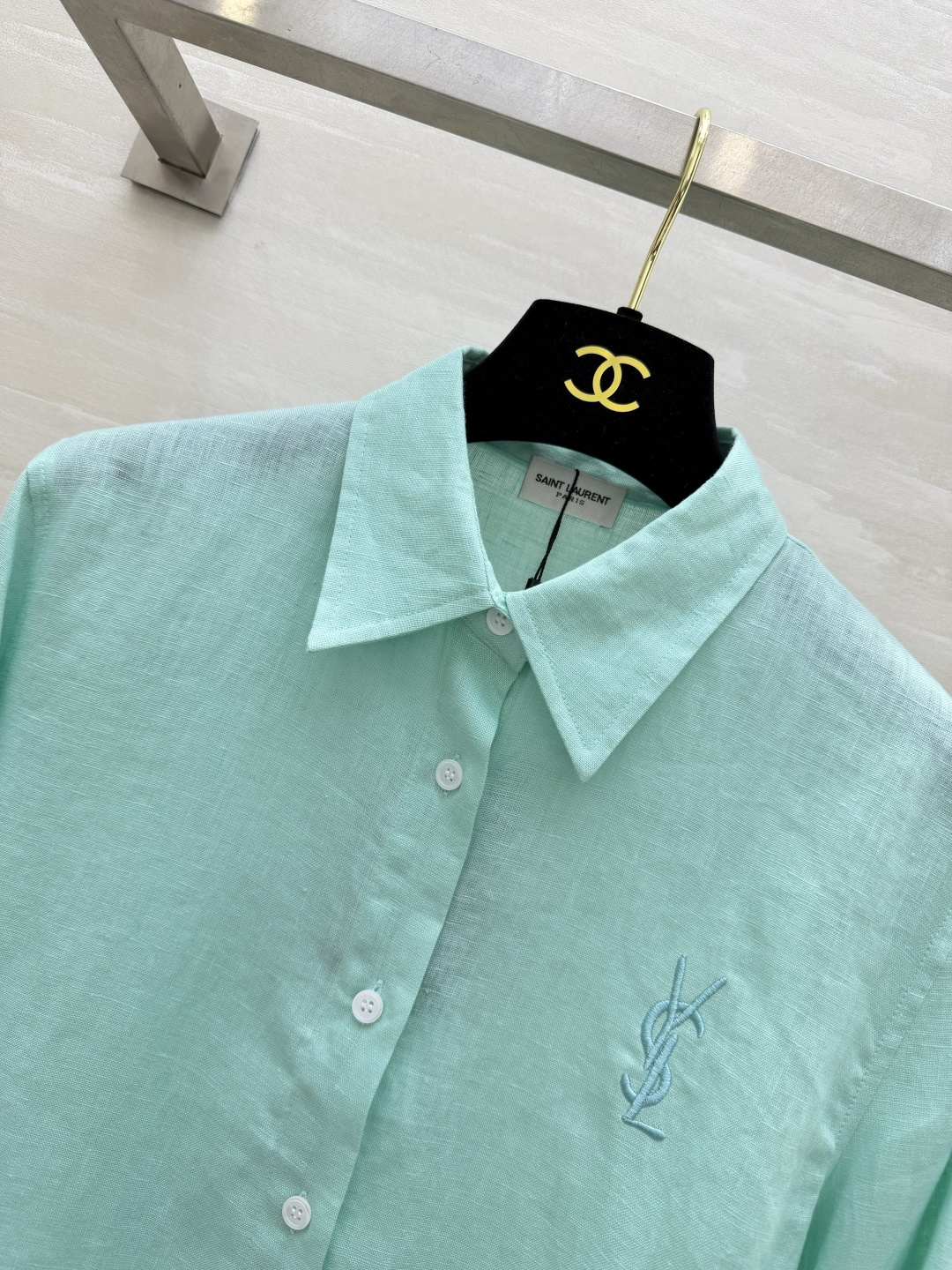 YSL²⁶亚麻刺绣衬衫 天然水洗亚麻｜透气清爽 宽松直筒版型｜包容各种身材 胸口低调刺绣标识 袖扣可调节 长短袖随心切换