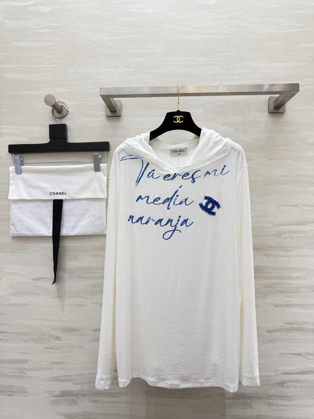 NO:946868,Chane's gentle and atmospheric hooded long-sleeved top comes in two colors｜pure white/high-end gray!  The brim and cuffs are spliced ​​with delicate lace, sweet but not greasy, full of details, casual blue handwritten letters printed with embroidered logo, retro and relaxed, light and breathable fabric, soft and skin-friendly on the upper body!  The loose shoulder style is friendly to all body shapes. It covers the flesh and looks slim. Casual and casual pairing with jeans is the daily life of Korean girls. Very practical. High-quality customization. Available in stock first size 36/38/40 (shoulder width 51 in size 36, bust 118, length 73), Chanel-clothing, chanel, chanel, jeans, hats,19860909Chane温柔氛围感连帽长袖上衣两色｜纯净白 / 高级灰！帽檐与袖口精致蕾丝花边拼接 甜而不腻 细节感拉满 随性蓝色手写字母印花 搭配刺绣标识 复古松弛 轻薄透气面料 上身柔软亲肤！宽松落肩版型 对各种身形都很友好 遮肉显瘦 休闲随性搭配牛仔裤就是韩系小姐姐日常 实穿度很高 高品质定制 现货首发size36/38/40（36码肩宽51,胸围118,衣长73）,香奈儿-服装,chanel,chanel,jeans,hats,,Women's clothing
