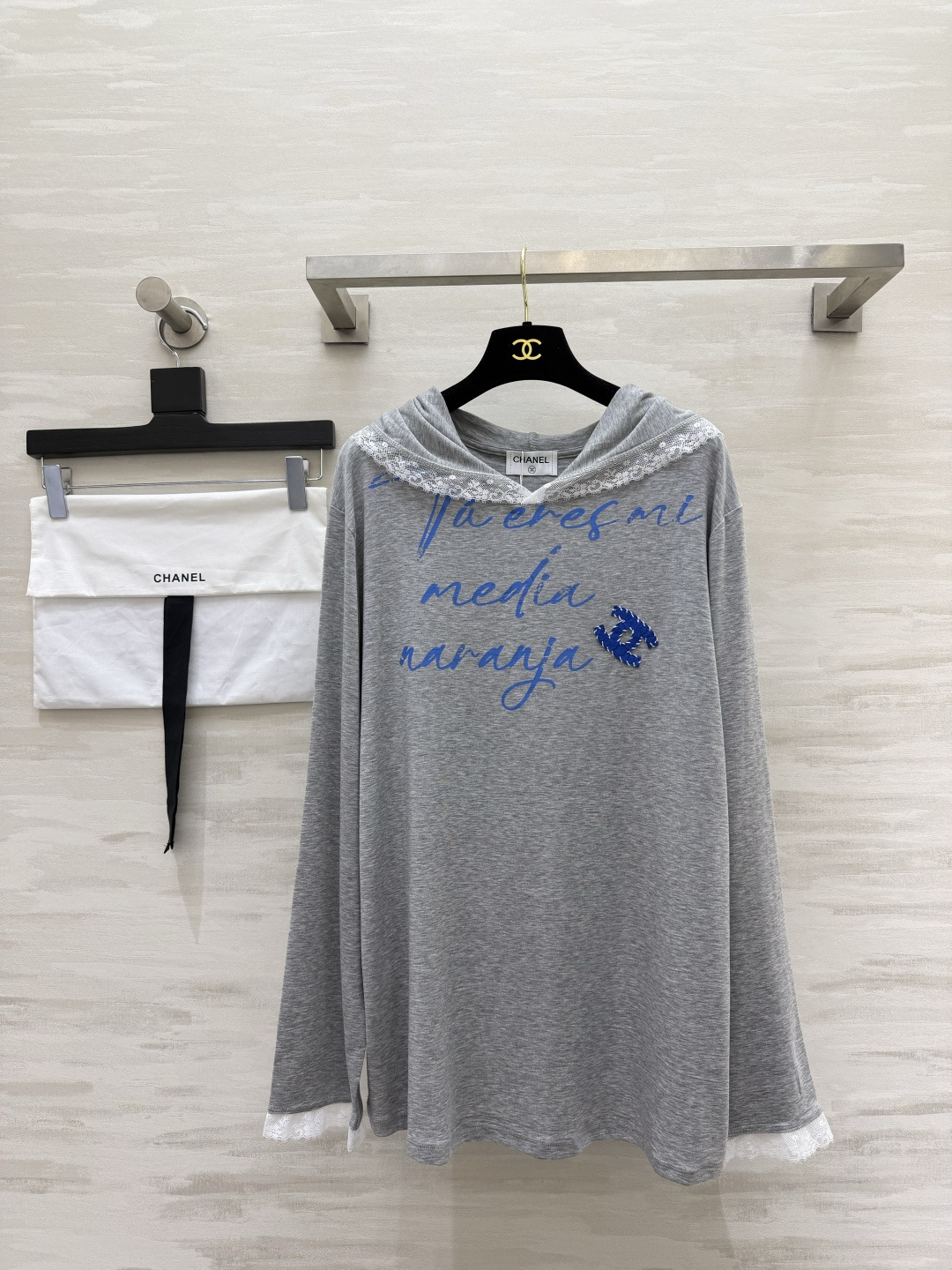 NO:946889,Chane's gentle and atmospheric hooded long-sleeved top comes in two colors｜pure white/high-end gray!  The brim and cuffs are spliced ​​with delicate lace, sweet but not greasy, full of details, casual blue handwritten letters printed with embroidered logo, retro and relaxed, light and breathable fabric, soft and skin-friendly on the upper body!  The loose shoulder style is friendly to all body shapes. It covers the flesh and looks slim. Casual and casual pairing with jeans is the daily life of Korean girls. Very practical. High-quality customization. Available in stock first size 36/38/40 (shoulder width 51 in size 36, bust 118, length 73), Chanel-clothing, chanel, chanel, jeans, hats,19860909Chane温柔氛围感连帽长袖上衣两色｜纯净白 / 高级灰！帽檐与袖口精致蕾丝花边拼接 甜而不腻 细节感拉满 随性蓝色手写字母印花 搭配刺绣标识 复古松弛 轻薄透气面料 上身柔软亲肤！宽松落肩版型 对各种身形都很友好 遮肉显瘦 休闲随性搭配牛仔裤就是韩系小姐姐日常 实穿度很高 高品质定制 现货首发size36/38/40（36码肩宽51,胸围118,衣长73）,香奈儿-服装,chanel,chanel,jeans,hats,,Women's clothing