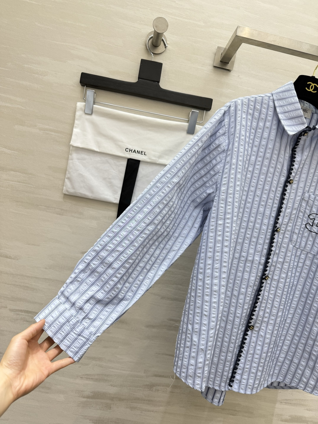 Chane♡²⁶肌理感蓝白条纹衬衫 泡泡皱透气面料｜别致门襟黑色织带细节 口袋刺绣小标低调高级 ▪️Oversize宽松