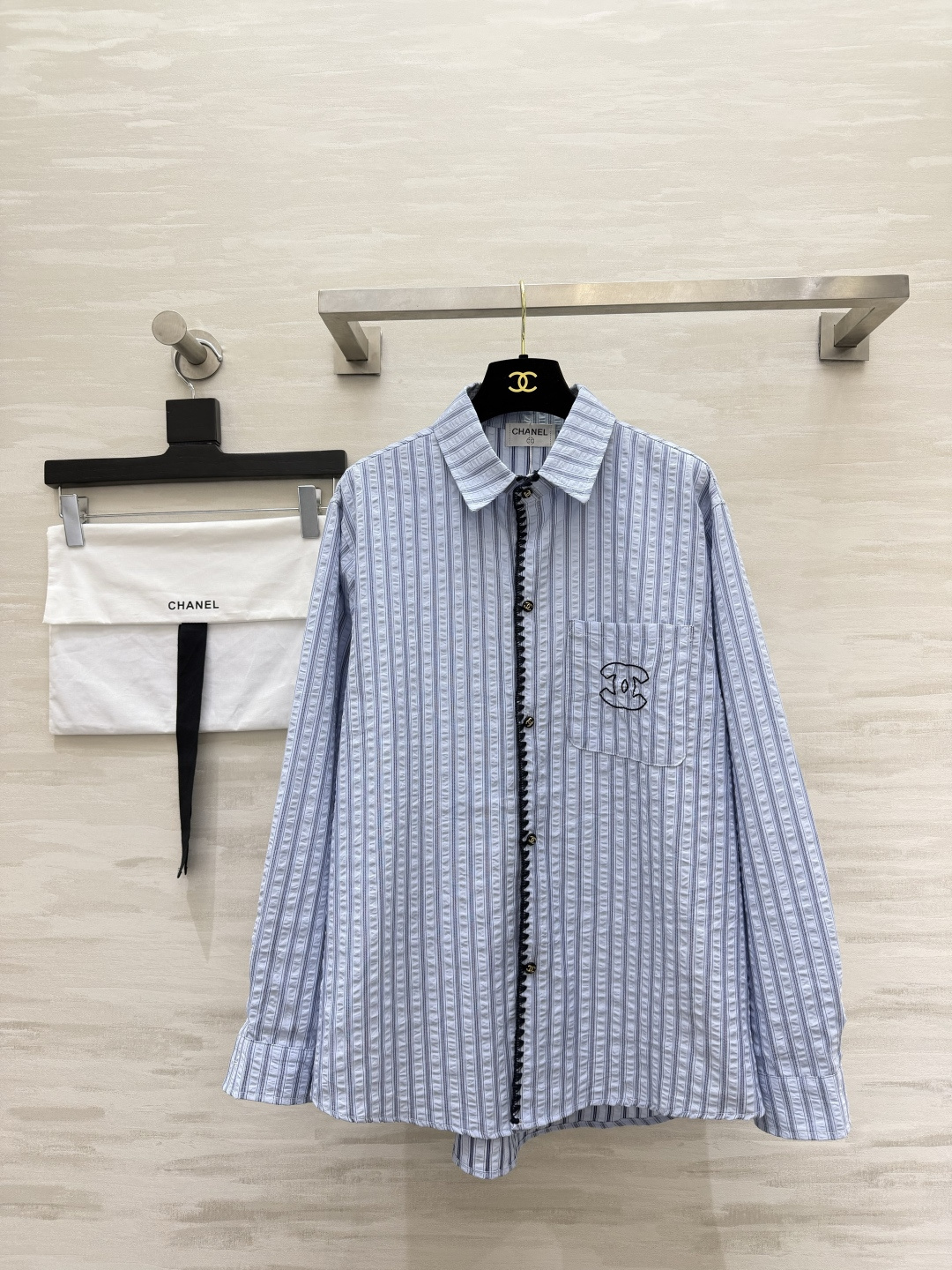 NO:946899,Chane textured blue and white striped shirt. Bubble wrinkle breathable fabric | Chic placket with black webbing details. Pocket embroidery logo, low-key and high-end. Oversize loose version. Covers the flesh and makes you look slimmer!  It looks great on its own or as a jacket. Pair it with jeans or wide-leg pants, and it will look very stylish!  High-quality customization, available in stock now, size 36/38/40 (size 36, shoulder width 43, bust 110, length 69-75), Chanel-clothing, chanel, chanel, versace, jeans, jackets & coats, shirts,19860909Chane肌理感蓝白条纹衬衫 泡泡皱透气面料｜别致门襟黑色织带细节 口袋刺绣小标低调高级 Oversize宽松版型 遮肉显瘦！单穿/当外套都好看 配牛仔裤、阔腿裤,随手一套就很有氛围感！高品质定制 现货首发size36/38/40（36码肩宽43,胸围110,衣长69-75）,香奈儿-服装,chanel,chanel,versace,jeans,jackets & coats,shirts,,Women's clothing