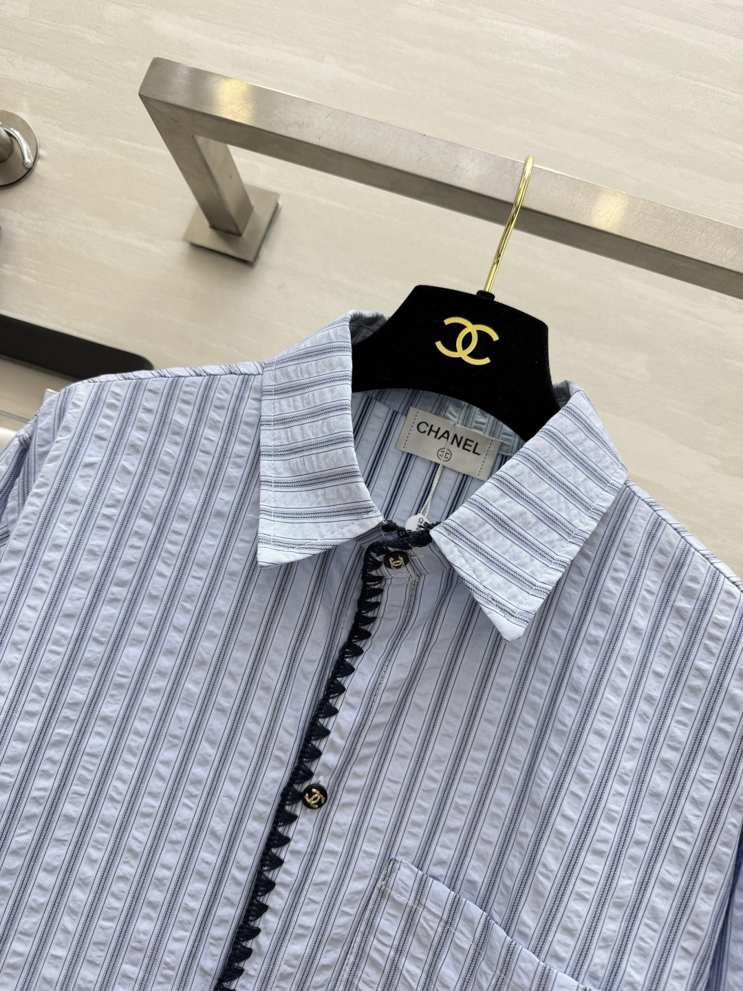 Chane♡²⁶肌理感蓝白条纹衬衫 泡泡皱透气面料｜别致门襟黑色织带细节 口袋刺绣小标低调高级 ▪️Oversize宽松
