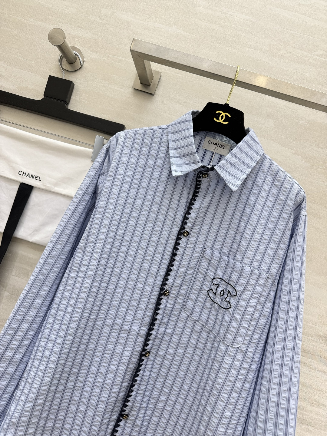 Chane♡²⁶肌理感蓝白条纹衬衫 泡泡皱透气面料｜别致门襟黑色织带细节 口袋刺绣小标低调高级 ▪️Oversize宽松