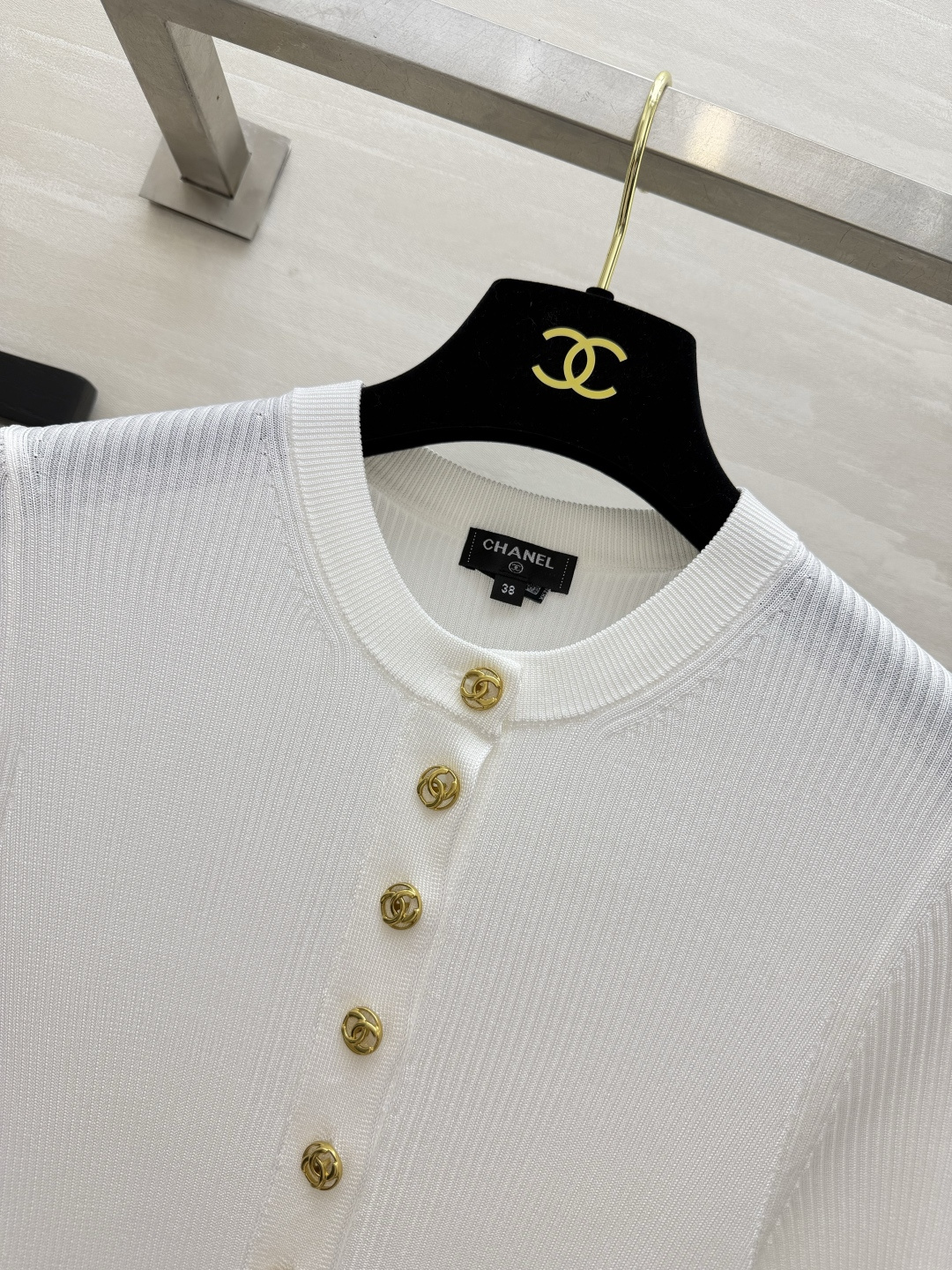 Chane♡²⁶B 金扣半开胸针织短袖 原版开发 高品质定制 现货首发size：36/38/40（）