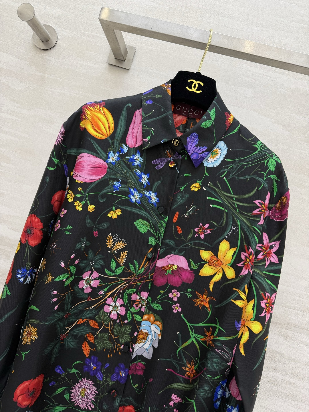 Gucc♡²⁶黑底繁花真丝印花衬衫 重工满版花卉艺术印花 宽松落肩廓形 翻领排扣 可单穿可叠搭！色彩浓郁复古 上身氛围感