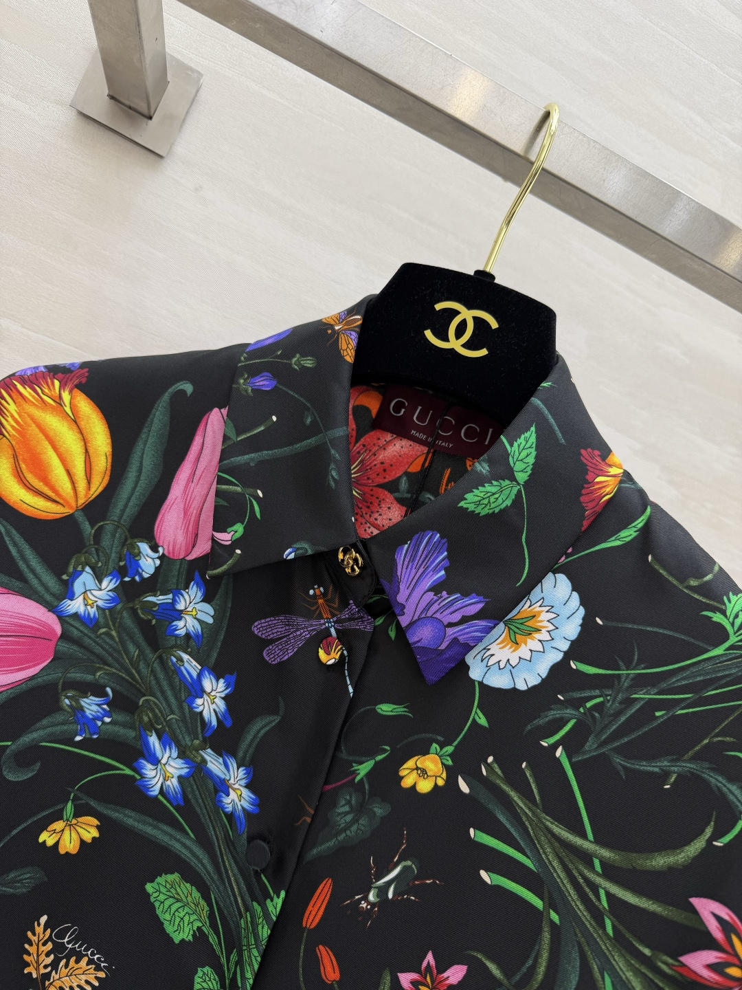 Gucc♡²⁶黑底繁花真丝印花衬衫 重工满版花卉艺术印花 宽松落肩廓形 翻领排扣 可单穿可叠搭！色彩浓郁复古 上身氛围感