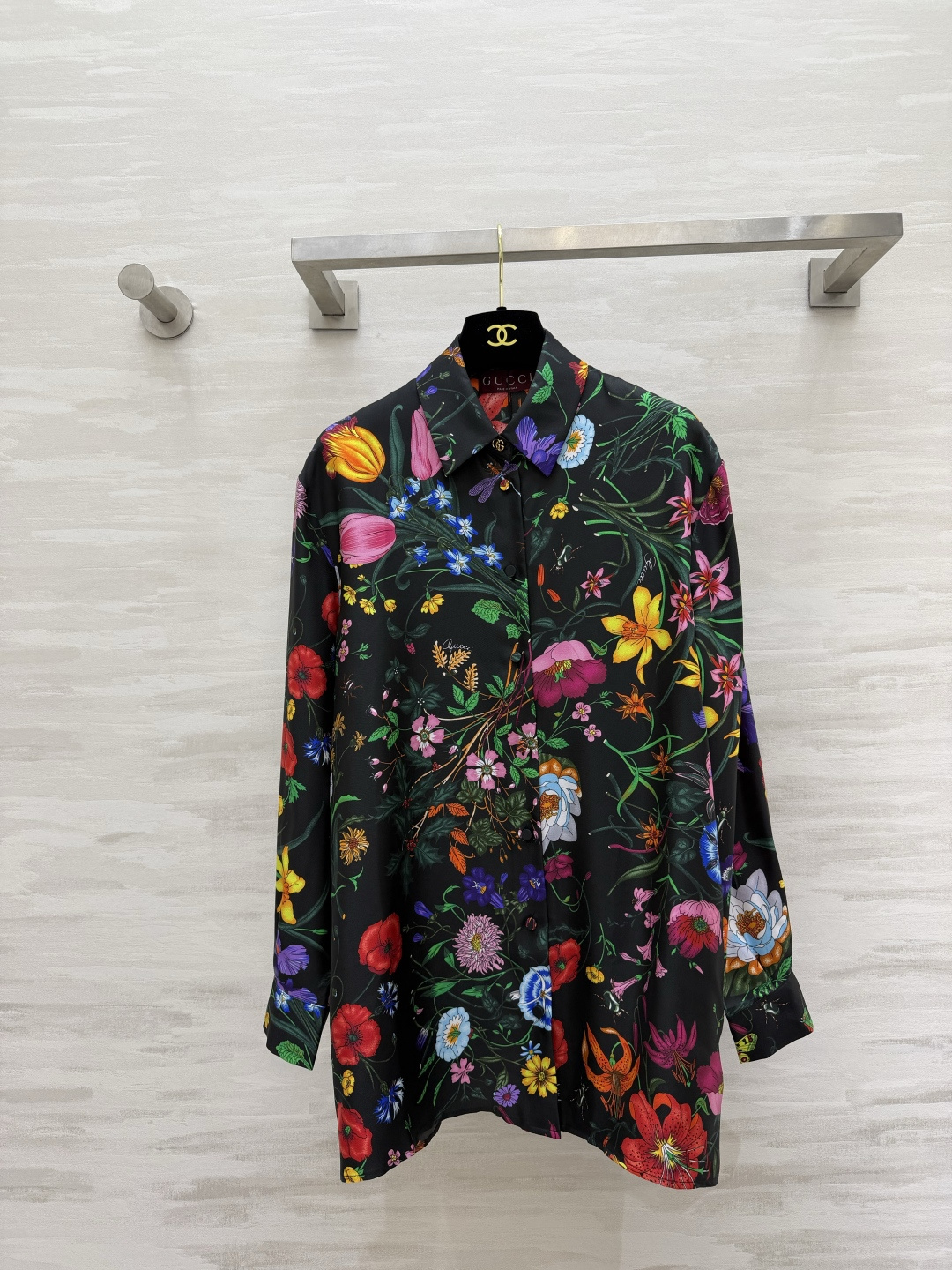 NO:946859,Gucc black floral silk printed shirt, heavy all-over floral art print, loose shoulder silhouette, lapels and buttons, can be worn alone or stacked!  The color is rich and retro, and the upper body is full of atmosphere. It is easy to create eye-catching and high-quality customization when going out. The first stock is size 36/38/40/42 (shoulder width 47 in size 36, bust 110, length 75), Gucci-clothing, gucci, gucci, shirts, real silk,19860909Gucc黑底繁花真丝印花衬衫 重工满版花卉艺术印花 宽松落肩廓形 翻领排扣 可单穿可叠搭！色彩浓郁复古 上身氛围感拉满 出门轻松打造吸睛穿搭高品质定制 现货首发size36/38/40/42（36码肩宽47,胸围110,衣长75）,古驰-服装,gucci,gucci,shirts,real silk,,Women's clothing