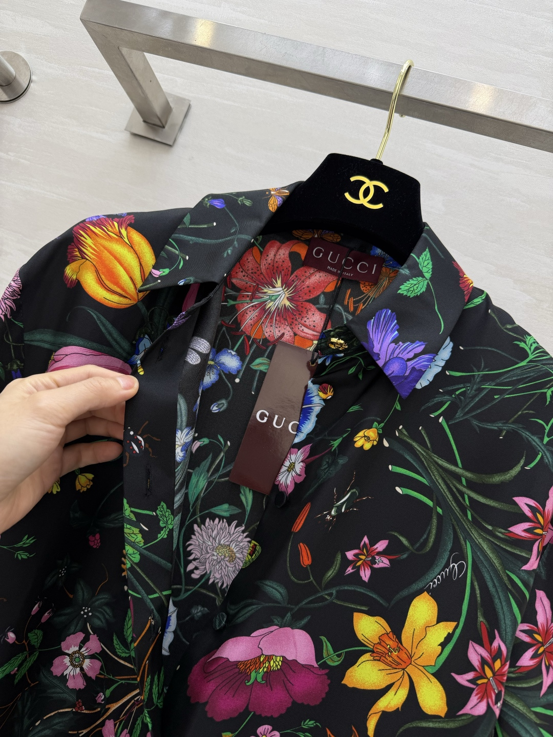 Gucc♡²⁶黑底繁花真丝印花衬衫 重工满版花卉艺术印花 宽松落肩廓形 翻领排扣 可单穿可叠搭！色彩浓郁复古 上身氛围感