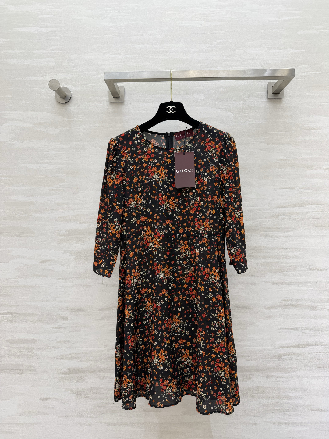 NO:946880,Gucc's autumn retro floral skirt comes online with classic flowers. It is gentle and elegant. The three-quarter sleeves modify the arm lines. The drapey silk is light and does not press the body. The round neck is low-key and elegant. It is suitable for daily commuting and dating!  Low-key and luxurious retro atmosphere. The upper body comes with advanced filters. High-quality customization. Available in stock first size 36/38/40/42 (38 shoulder width 35, bust 88, waist 74, skirt length 87), Gucci-clothing, gucci, gucci, skirts, real silk,19860909Gucc秋日复古碎花裙上线经典花卉 温柔又显贵 七分袖修饰手臂线条 垂感真丝轻盈不压身圆领低调大气 日常通勤、约会都适配！低调奢华的复古氛围感 上身自带高级滤镜 高品质定制 现货首发size36/38/40/42（38肩宽35,胸围88,腰围74,裙长87）,古驰-服装,gucci,gucci,skirts,real silk,,Women's clothing