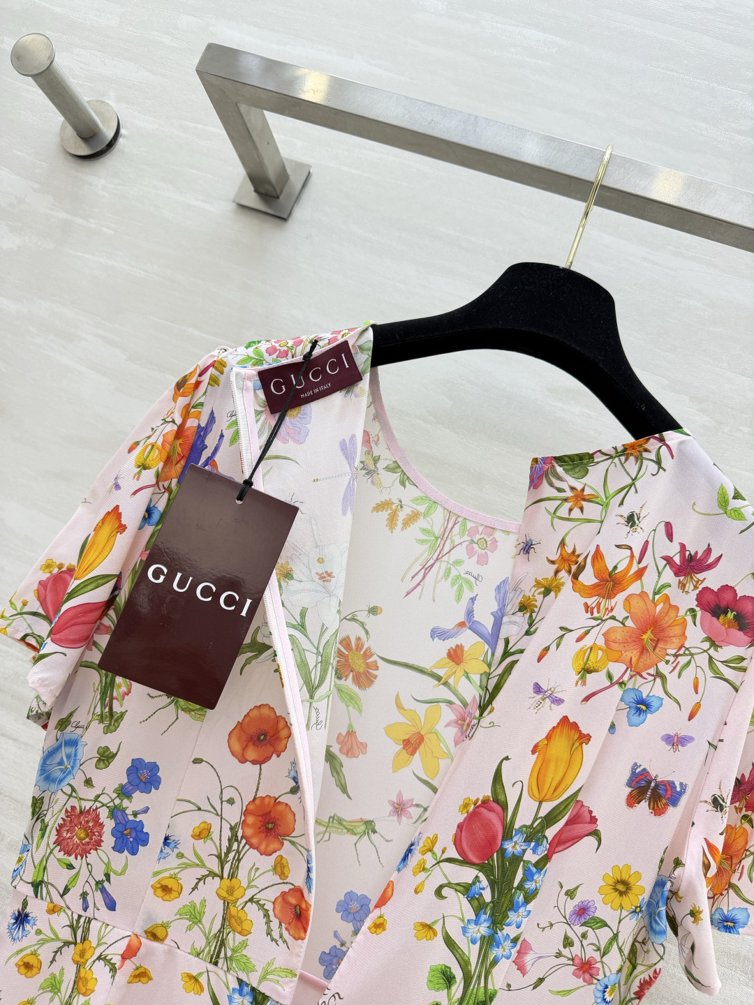 GUCC♡²⁶彩色花卉连衣裙 柔和浅粉底色衬得肤色透亮 满幅缤纷手绘花卉 鲜活又灵动 短袖圆领剪裁 收腰A字裙摆藏肉显瘦
