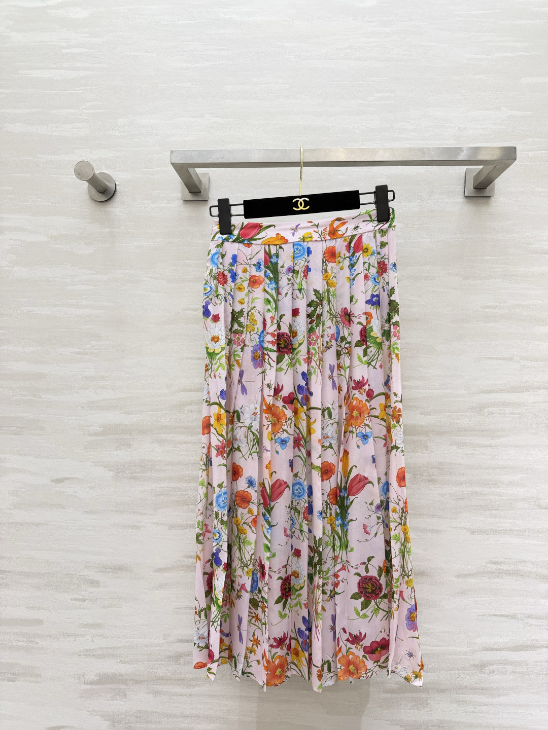 NO:946919,GUCC retro floral pleated silk skirt｜Two colors available. The entire garden is printed on the skirt. The colorful oil-painted flowers are super layered. The foundation color is gentle and age-reducing. The black background color is retro and noble. Three-dimensional pleated tailoring. Perfect drape. It has a sense of elegance when walking. It is great to wear alone with T-shirts and silk shirts. It is versatile for commuting and outings!  High-quality customization, available in stock now, size 36/38/40/42 (size 36 waist 64, skirt length 77), Gucci-clothing, gucci, gucci, skirts, shirts, tees, t-shirt, real silk,19860909GUCC复古花卉百褶真丝半裙｜两色可选 把整片花园印在裙身 缤纷油画花卉超有层次 粉底色温柔减龄 黑底色复古显贵 立体百褶剪裁 垂感满分 走动自带飘逸感 单搭T恤、真丝衬衫都很出彩,通勤出游百搭！高品质定制 现货首发size36/38/40/42（36码腰围64,裙长77）,古驰-服装,gucci,gucci,skirts,shirts,tees，t-shirt,real silk,,Women's clothing