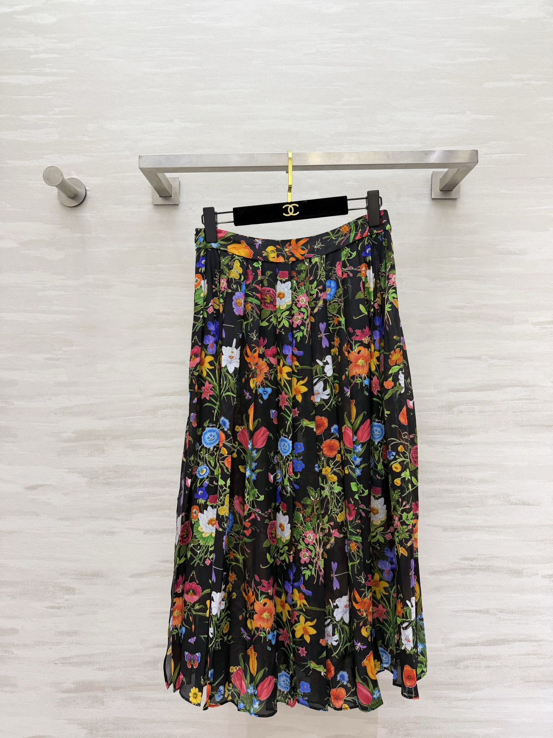 NO:946938,GUCC retro floral pleated silk skirt｜Two colors available. The entire garden is printed on the skirt. The colorful oil-painted flowers are super layered. The foundation color is gentle and age-reducing. The black background color is retro and noble. Three-dimensional pleated tailoring. Perfect drape. It has a sense of elegance when walking. It is great to wear alone with T-shirts and silk shirts. It is versatile for commuting and outings!  High-quality customization, available in stock now, size 36/38/40/42 (size 36 waist 64, skirt length 77), Gucci-clothing, gucci, gucci, skirts, shirts, tees, t-shirt, real silk,19860909GUCC复古花卉百褶真丝半裙｜两色可选 把整片花园印在裙身 缤纷油画花卉超有层次 粉底色温柔减龄 黑底色复古显贵 立体百褶剪裁 垂感满分 走动自带飘逸感 单搭T恤、真丝衬衫都很出彩,通勤出游百搭！高品质定制 现货首发size36/38/40/42（36码腰围64,裙长77）,古驰-服装,gucci,gucci,skirts,shirts,tees，t-shirt,real silk,,Women's clothing