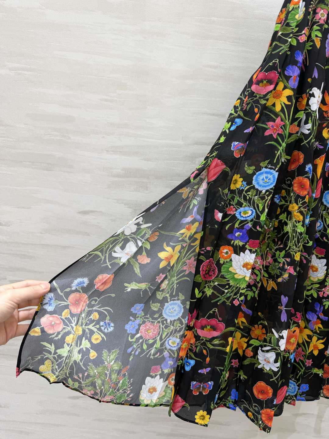 GUCC♡²⁶复古花卉百褶真丝半裙｜两色可选 把整片花园印在裙身 缤纷油画花卉超有层次 粉底色温柔减龄 黑底色复古显贵 