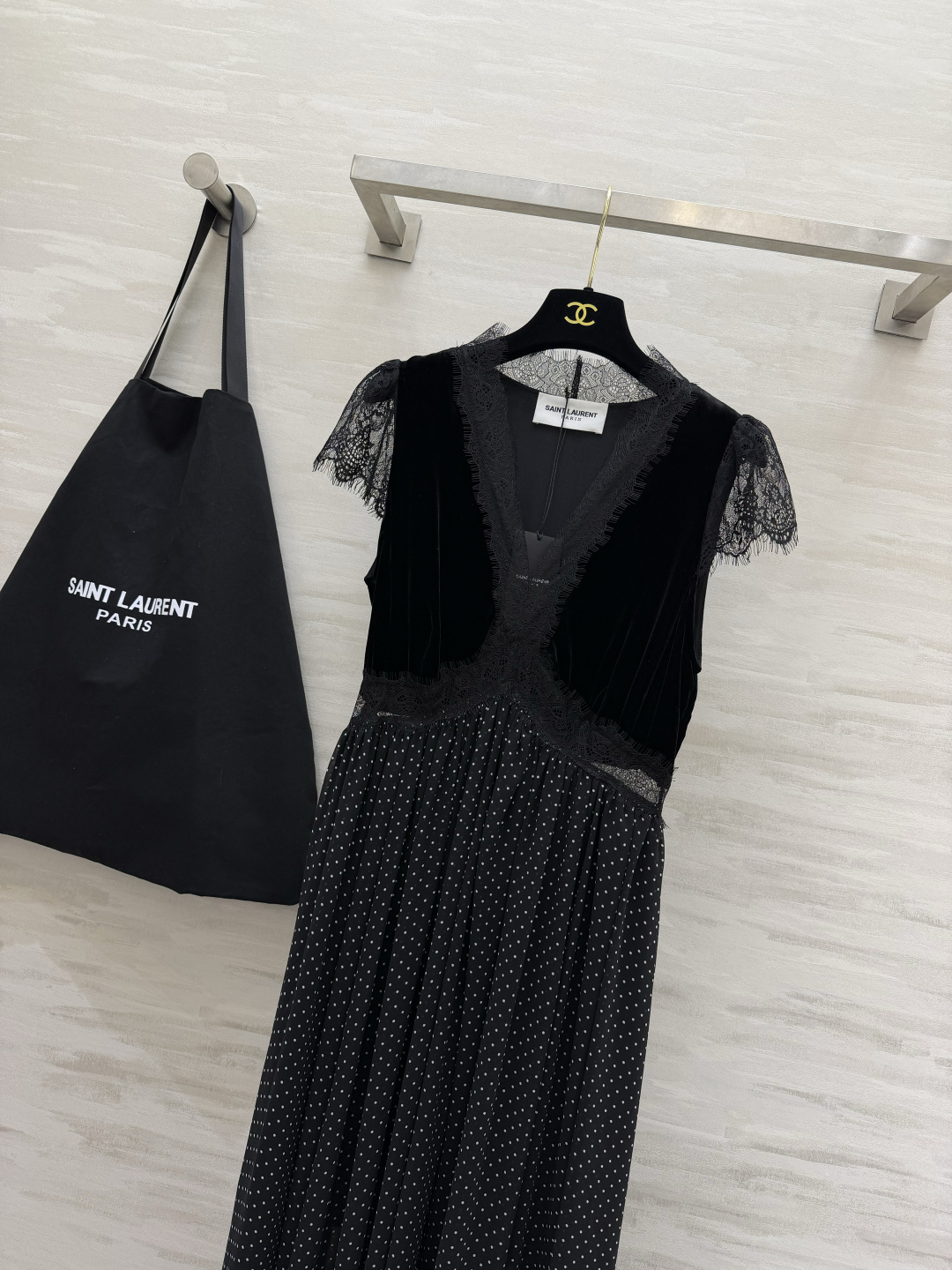 ysl²⁶🖤丝绒蕾丝波点长款连衣裙 丝绒 睫毛蕾丝小飞袖拼接 深V领设计 氛围感拉满 波点大摆飘逸显瘦 复古法式格调 不