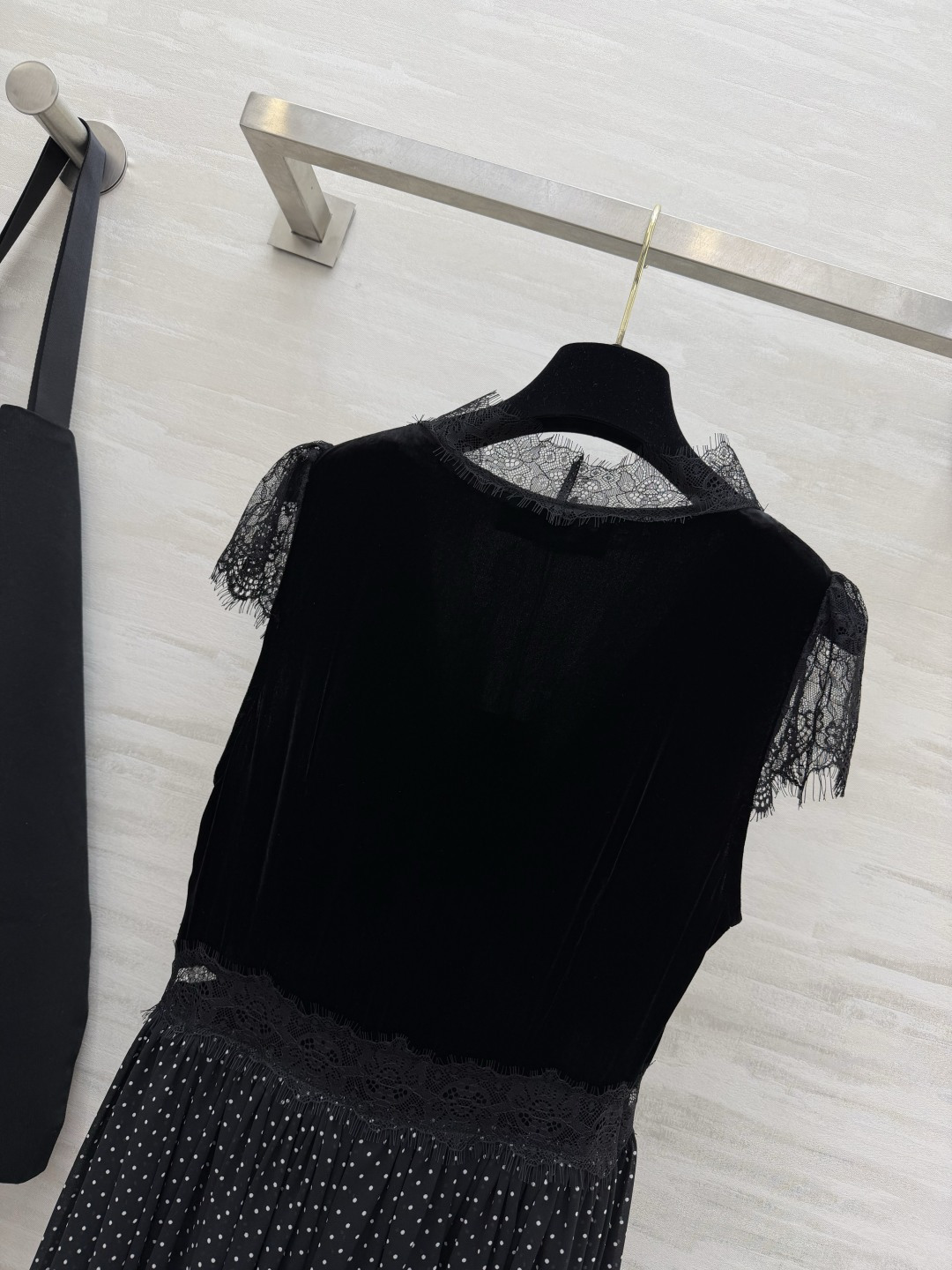 ysl²⁶🖤丝绒蕾丝波点长款连衣裙 丝绒 睫毛蕾丝小飞袖拼接 深V领设计 氛围感拉满 波点大摆飘逸显瘦 复古法式格调 不