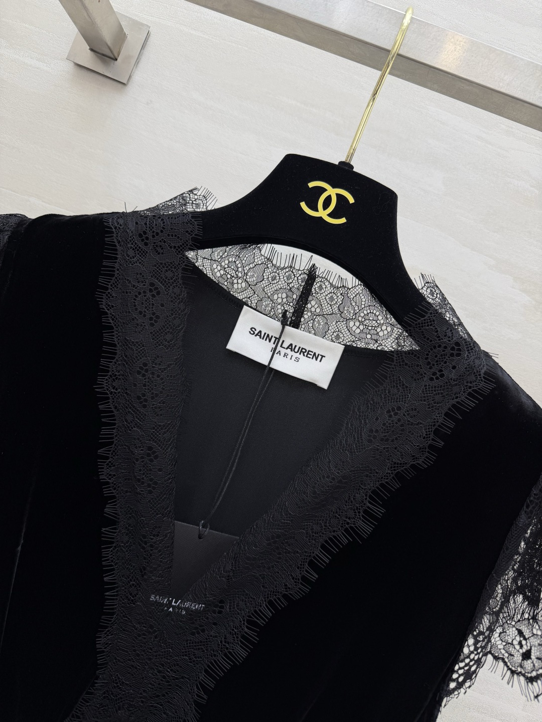 ysl²⁶🖤丝绒蕾丝波点长款连衣裙 丝绒 睫毛蕾丝小飞袖拼接 深V领设计 氛围感拉满 波点大摆飘逸显瘦 复古法式格调 不