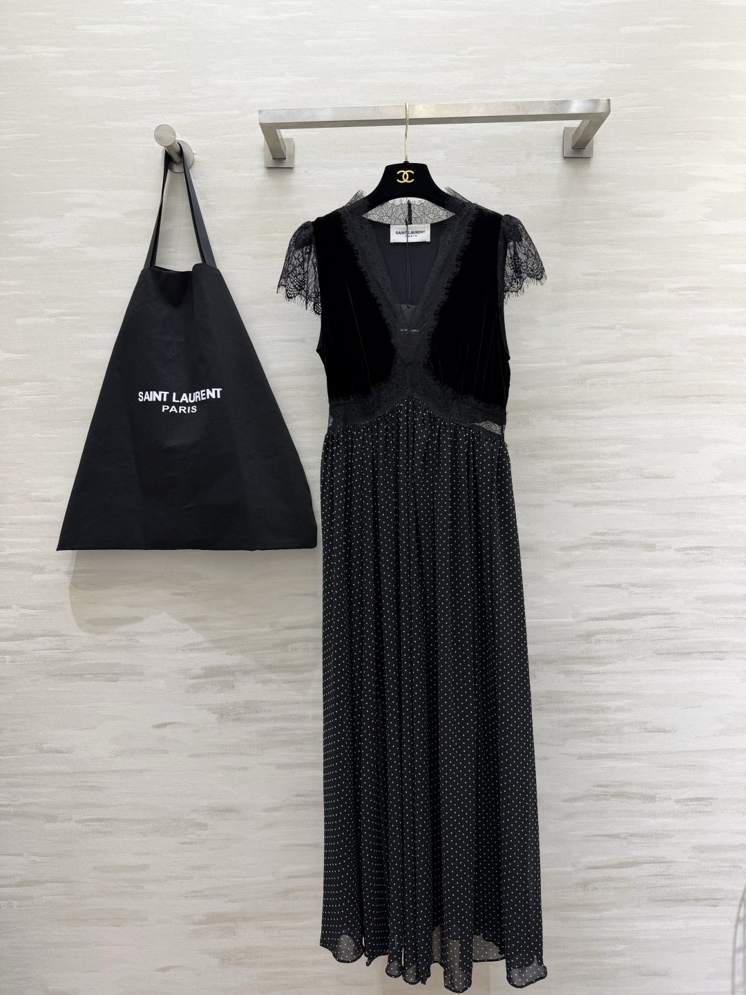 NO:947097,ysl velvet lace polka dot long dress velvet eyelash lace small flying sleeves splicing deep V-neck design full of atmosphere large polka dot swing elegant and slim retro French style not picky about body shape Dating｜Parties｜Daily high-quality customization Available in stock first size S/M/L/XL (M size shoulder width 33, bust 88, skirt length 132), Saint Laurent-clothing, saint laurent, saint  laurent,skirts,19860909ysl丝绒蕾丝波点长款连衣裙 丝绒 睫毛蕾丝小飞袖拼接 深V领设计 氛围感拉满 波点大摆飘逸显瘦 复古法式格调 不挑身材 约会｜聚会｜日常都能hold住高品质定制 现货首发sizeS/M/L/XL（M码肩宽33,胸围88,裙长132）,圣罗兰-服装,saint laurent,saint laurent,skirts,,Women's clothing