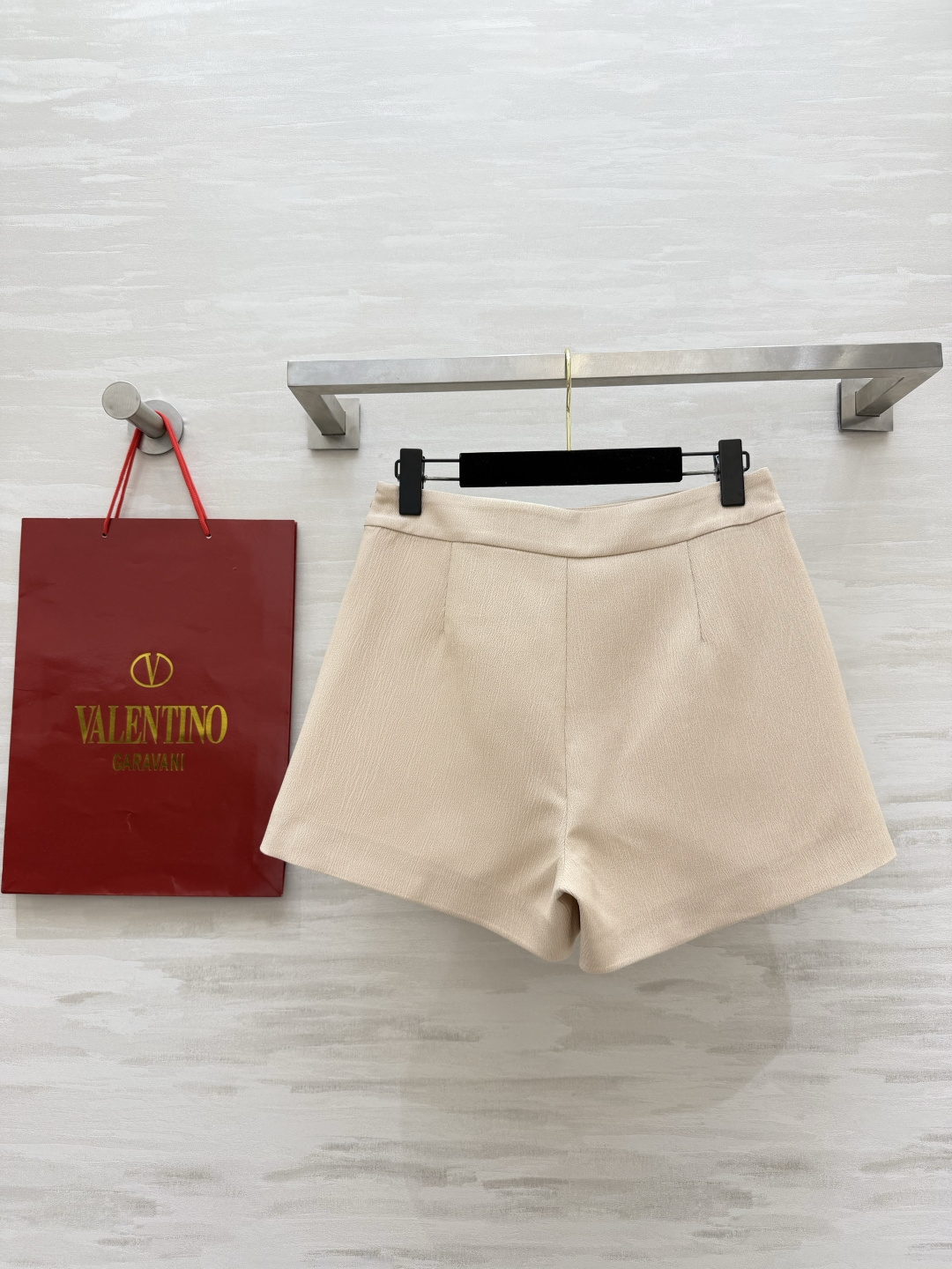 Valentin♡²⁶显瘦神裙裤 高腰A字版型 腰头的金属箭头扣是点睛之笔 低调显贵，高级感直接拉满。内里自带安全裤，不