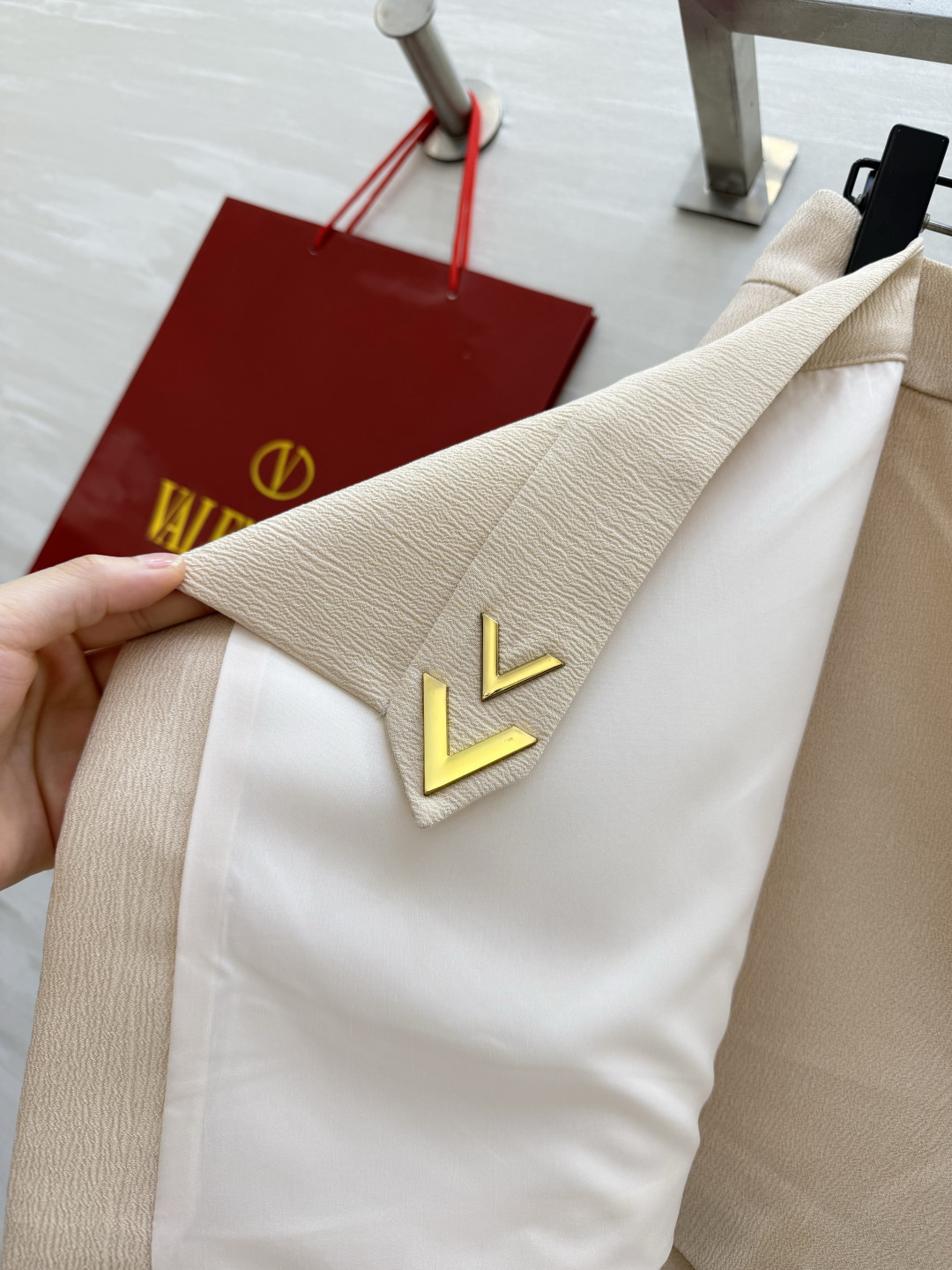 Valentin♡²⁶显瘦神裙裤 高腰A字版型 腰头的金属箭头扣是点睛之笔 低调显贵，高级感直接拉满。内里自带安全裤，不