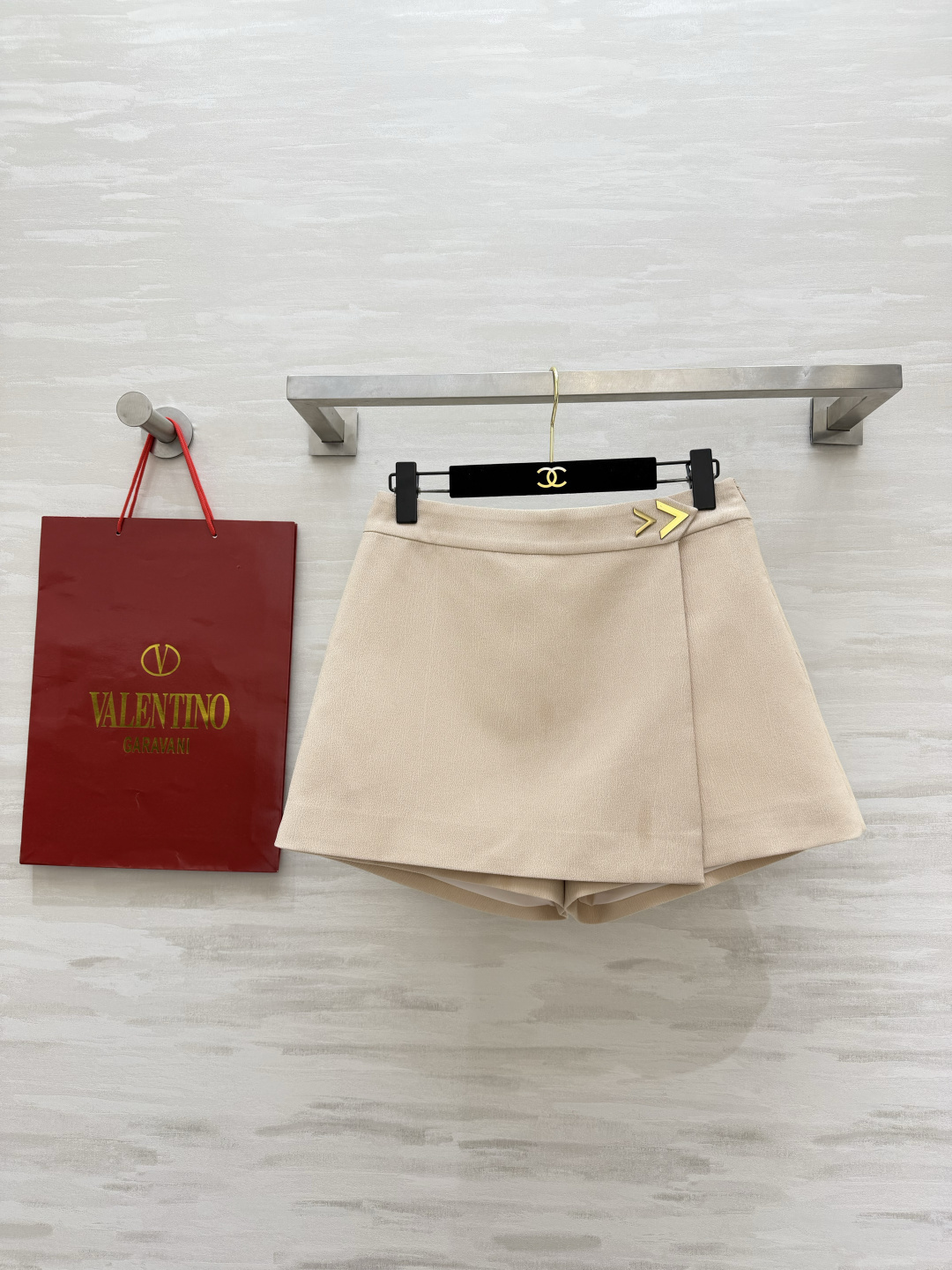 NO:947107,Valentin's slimming culottes have a high-waisted A-line silhouette. The metal arrow buckle at the waist is the finishing touch. They are low-key and elegant, and have a high-end feel. They come with safety pants inside, so you don't have to worry about being exposed. They can be worn for daily commuting and dating. They are versatile and practical!  High-quality customization, available in stock first size S/M/L (S size waist 70, hip 98, pants length 34.5), Valentino-clothing, valentino, valentino, skirts,19860909Valentin显瘦神裙裤 高腰A字版型 腰头的金属箭头扣是点睛之笔 低调显贵,高级感直接拉满.内里自带安全裤,不用怕走光,日常通勤、约会都能穿,百搭又实用！高品质定制 现货首发sizeS/M/L（s码腰围70,臀围98,裤长34.5）,华伦天奴-服装,valentino,valentino,skirts,,Women's clothing