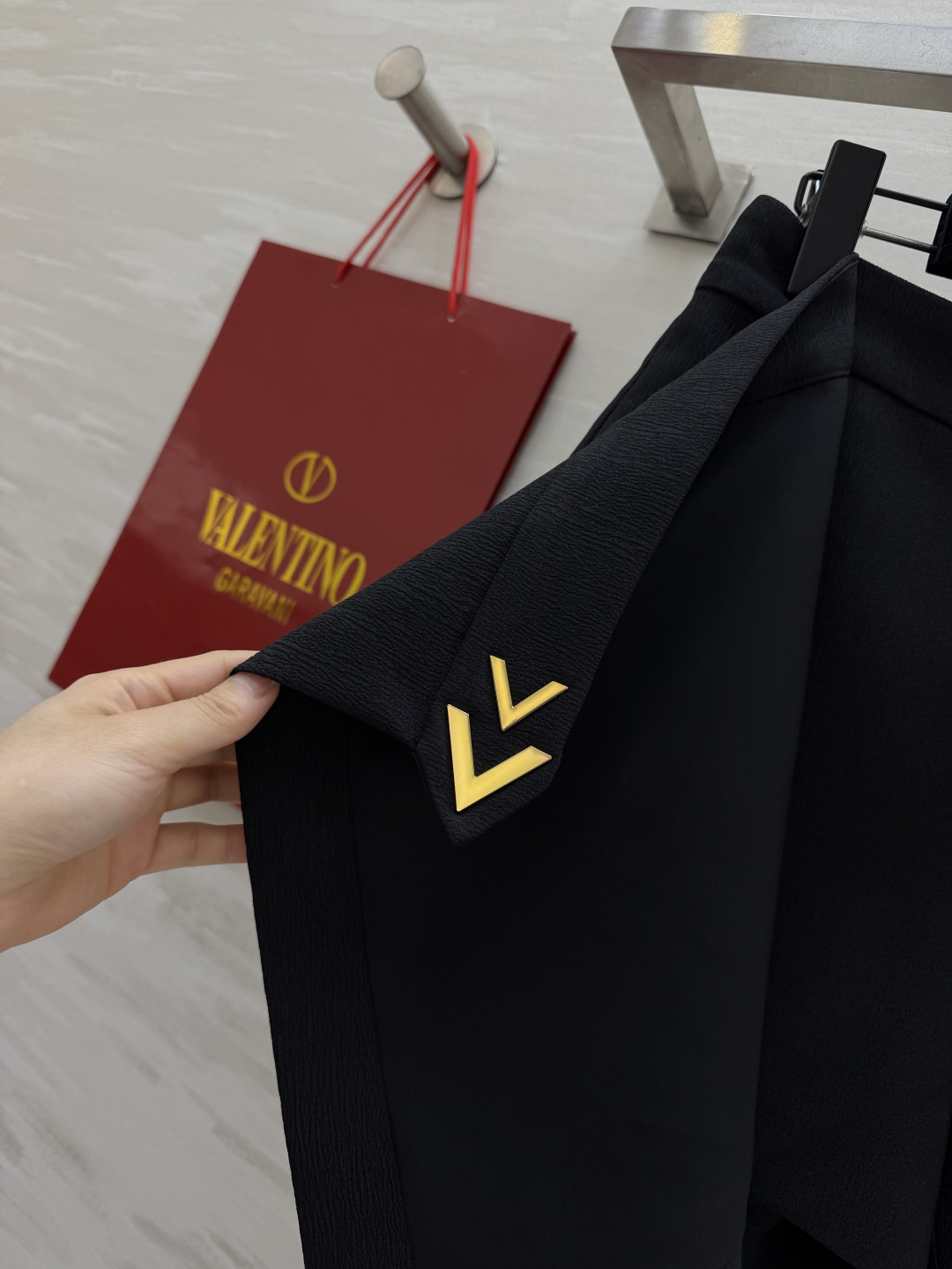Valentin♡²⁶显瘦神裙裤 高腰A字版型 腰头的金属箭头扣是点睛之笔 低调显贵，高级感直接拉满。内里自带安全裤，不