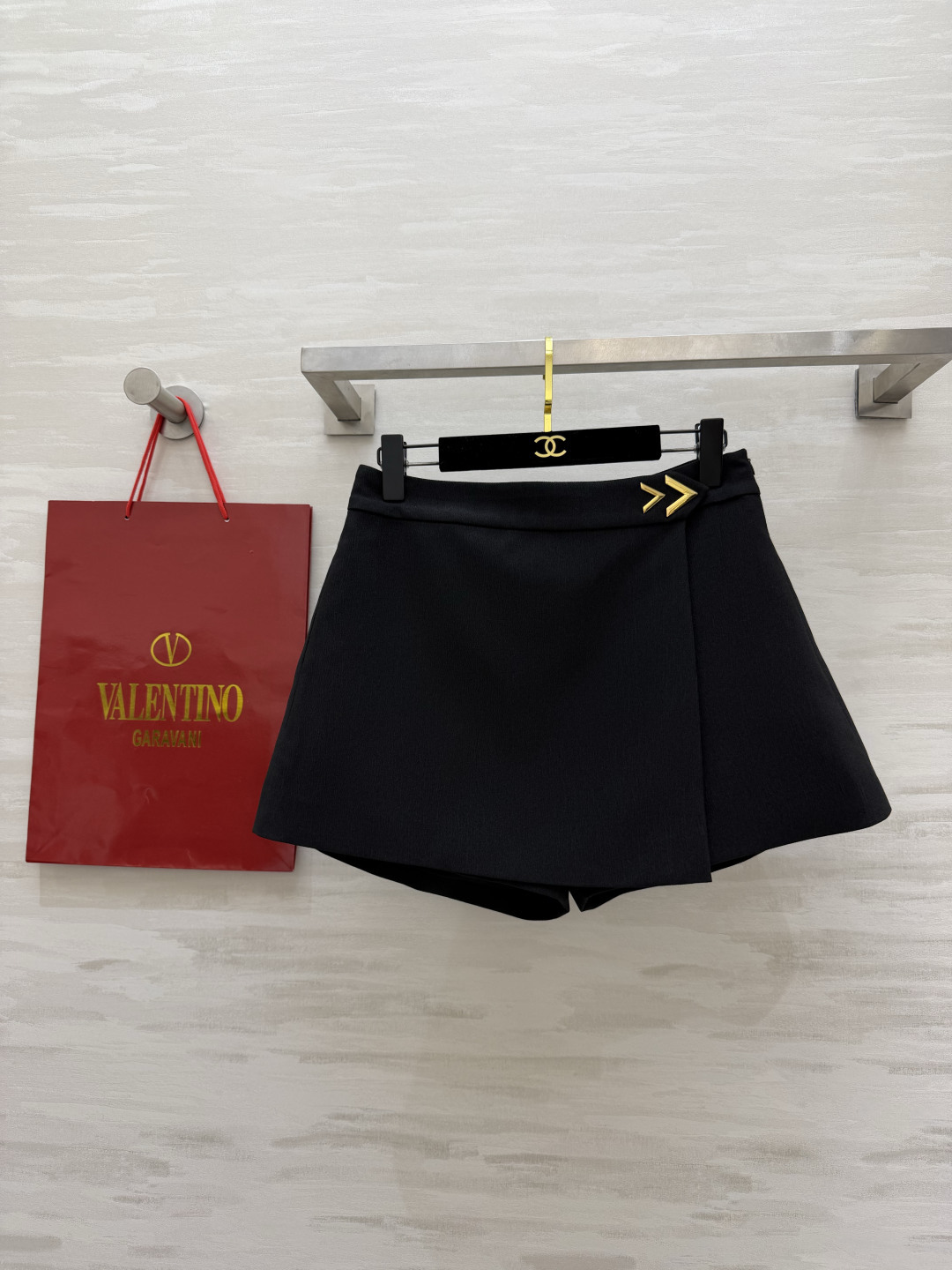 NO:947026,Valentin's slimming culottes have a high-waisted A-line silhouette. The metal arrow buckle at the waist is the finishing touch. They are low-key and elegant, and have a high-end feel. They come with safety pants inside, so you don't have to worry about being exposed. They can be worn for daily commuting and dating. They are versatile and practical!  High-quality customization, available in stock first size S/M/L (S size waist 70, hip 98, pants length 34.5), Valentino-clothing, valentino, valentino, skirts,19860909Valentin显瘦神裙裤 高腰A字版型 腰头的金属箭头扣是点睛之笔 低调显贵,高级感直接拉满.内里自带安全裤,不用怕走光,日常通勤、约会都能穿,百搭又实用！高品质定制 现货首发sizeS/M/L（s码腰围70,臀围98,裤长34.5）,华伦天奴-服装,valentino,valentino,skirts,,Women's clothing