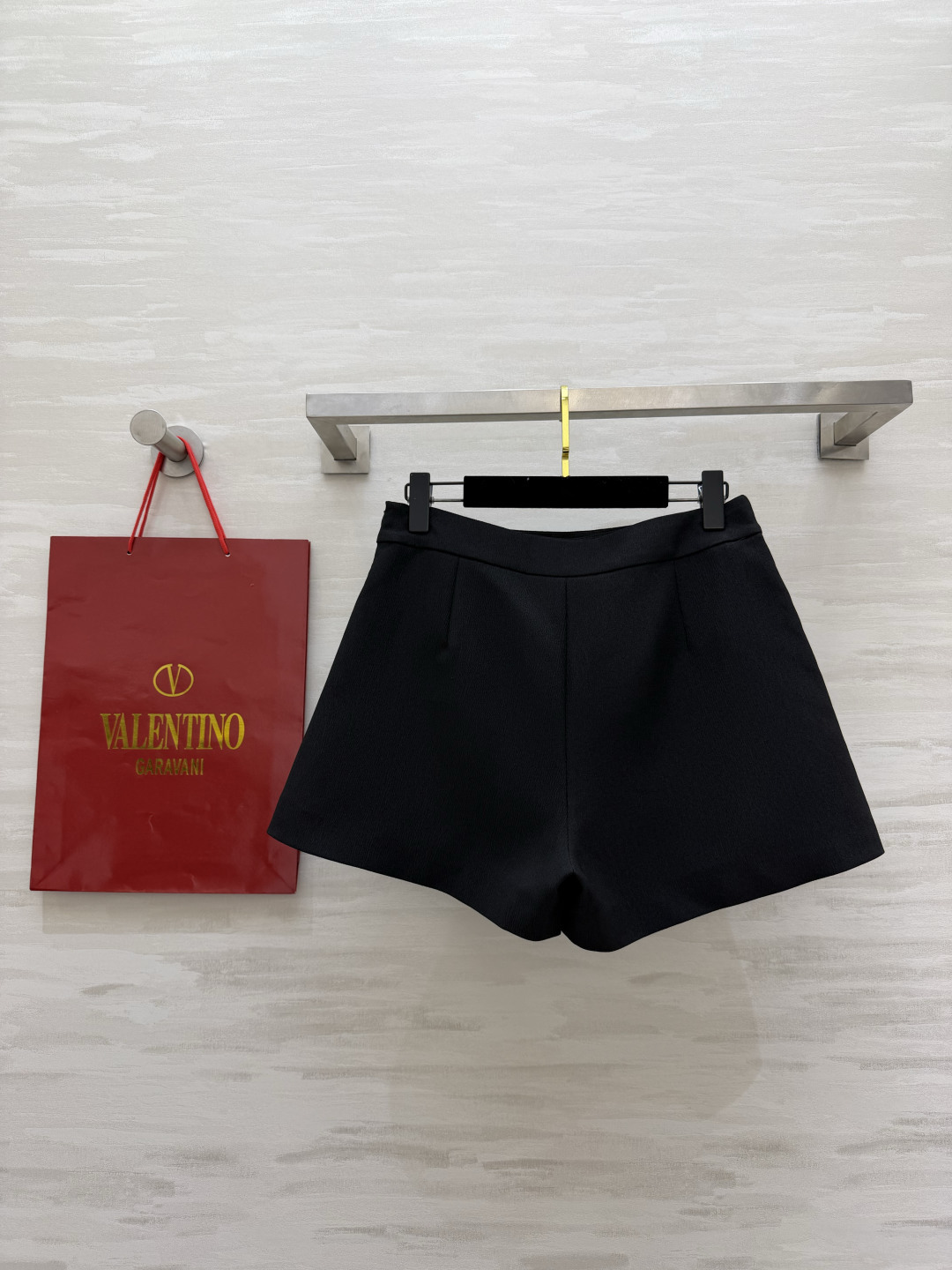 Valentin♡²⁶显瘦神裙裤 高腰A字版型 腰头的金属箭头扣是点睛之笔 低调显贵，高级感直接拉满。内里自带安全裤，不