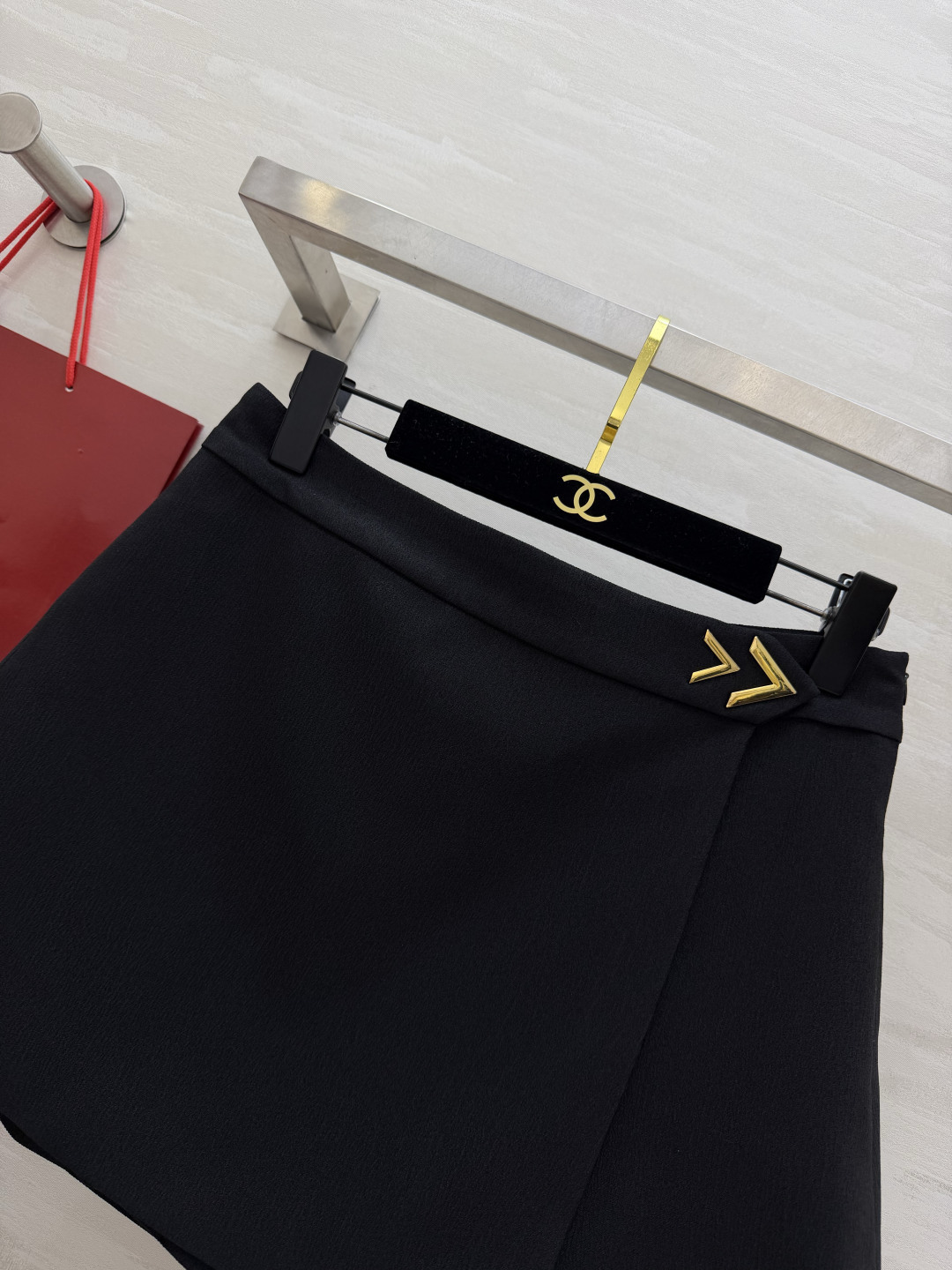 Valentin♡²⁶显瘦神裙裤 高腰A字版型 腰头的金属箭头扣是点睛之笔 低调显贵，高级感直接拉满。内里自带安全裤，不