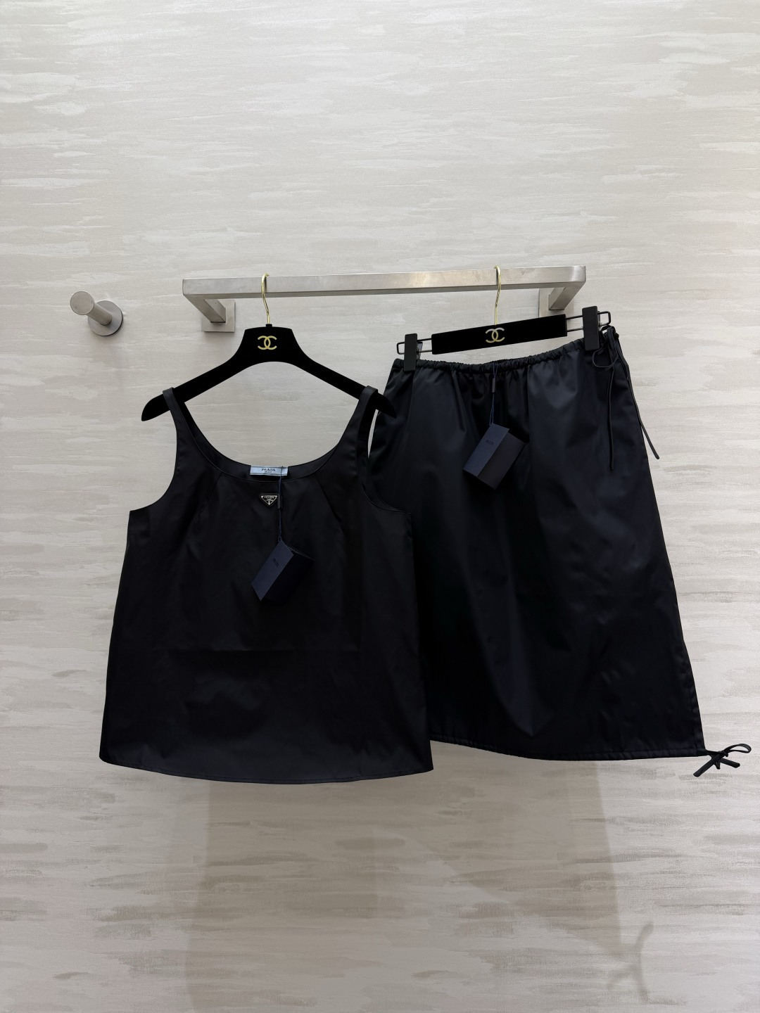 NO:947047,Prad nylon suspender skirt two-piece set U-neck camisole + drawstring skirt Matte crisp nylon fabric Anti-wrinkle and easy to take care of Drawstrings on the side of the skirt Freely adjustable version Can be set and split to match Minimalist and advanced Casual yet elegant High-quality customization  Available in stock first size S/M/L (M size bust 90, dress length 58, skirt waist 74, skirt length 58) vest 260, skirt., Prada-clothing, prada, prada, skirts,19860909Prad尼龙吊带半裙两件套 U领吊带背心+抽绳半裙 哑光挺括尼龙面料 抗皱好打理 半裙侧边抽绳 自由调节版型 可成套可拆分搭配 极简高级 随性又显贵高品质定制 现货首发sizeS/M/L（M码胸围90,衣长58,半裙腰围74,裙长58）背心260,半裙.,普拉达-服装,prada,prada,skirts,,Women's clothing