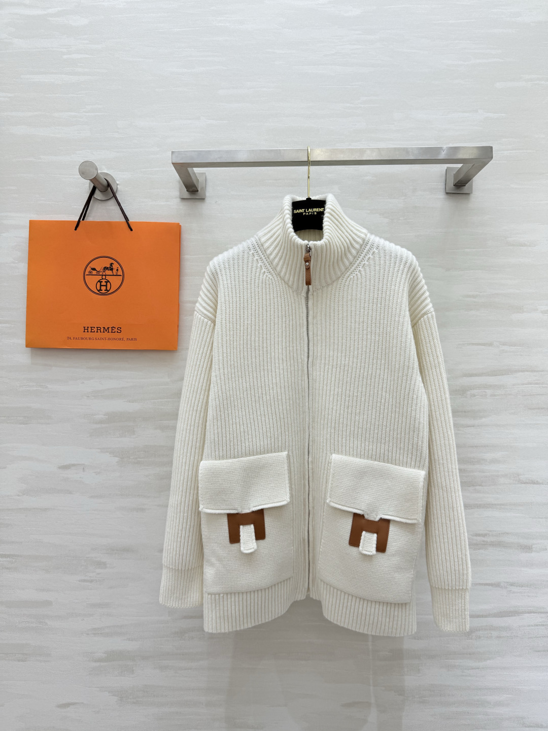 NO:947080,#Herme’s new H-pocket leather sweater, milky white ribbed knitting + brown leather pockets, simple and recognizable, merino wool, soft and skin-friendly, super comfortable to wear in autumn and winter!  The high-neck zipper design is warm and convenient. It can be worn for commuting and leisure. The leather pockets are full of details. It goes well with a coat or a vest. Practical and fashionable. It is one of the hot items of this season. High-quality customization. Available in stock first size S/M/L (S size shoulder width 52, chest 110, length 66), Hermès - Clothing, hermes, hermes, sweaters,19860909#Herme新款 H口袋拼皮毛衣 乳白罗纹针织＋棕色皮革口袋 简约又有辨识度 美丽诺绵羊毛 柔软亲肤 秋冬穿超舒服！高领拉链设计保暖又方便 通勤休闲都能穿 皮革口袋细节感满满 搭配大衣或马甲都很出彩 实用时髦 是本季热门单品之一 高品质定制 现货首发sizeS/M/L（s码肩宽52,胸围110,衣长66）,爱马仕-服装,hermes,hermes,sweaters,,Women's clothing