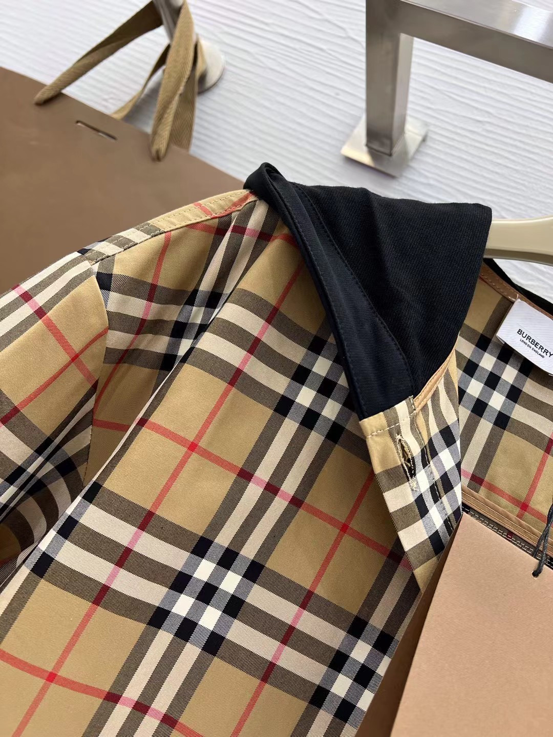 Burberr♡²⁶新品 连帽格纹衬衣外套 经典格纹图案 衬衣版型 休闲时尚 连帽设计妥妥的凹造型神器 高品质定制siz