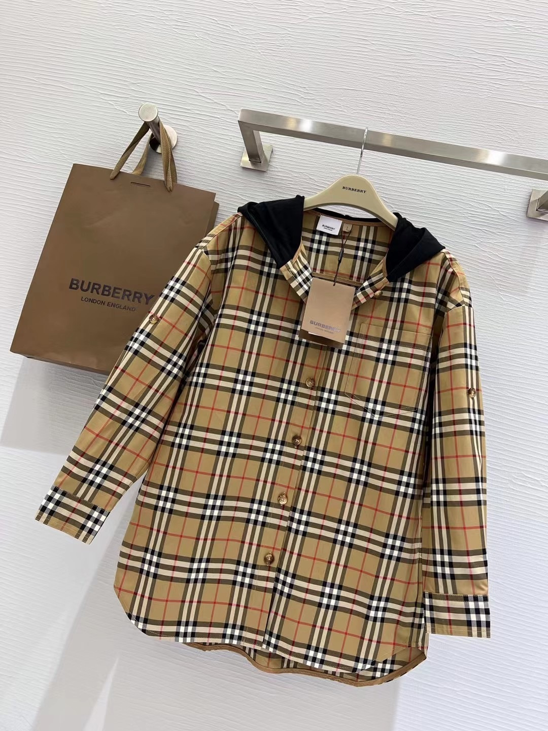 NO:947118,Burberr new product hooded plaid shirt jacket, classic plaid pattern, shirt version, casual and fashionable, hooded design, concave shape artifact, high quality custom size S/M/L/XL (S size shoulder width 56, chest 102, front length 70, back length 77, sleeve length 50), Burberry - clothing, burberry, jackets & coats, hats,19860909Burberr新品 连帽格纹衬衣外套 经典格纹图案 衬衣版型 休闲时尚 连帽设计妥妥的凹造型神器 高品质定制sizeS/M/L/XL（S码肩宽56,胸围102,前衣长70,后衣长77 ,袖长50）,博柏利-服装,burberry,jackets & coats,hats,,Women's clothing