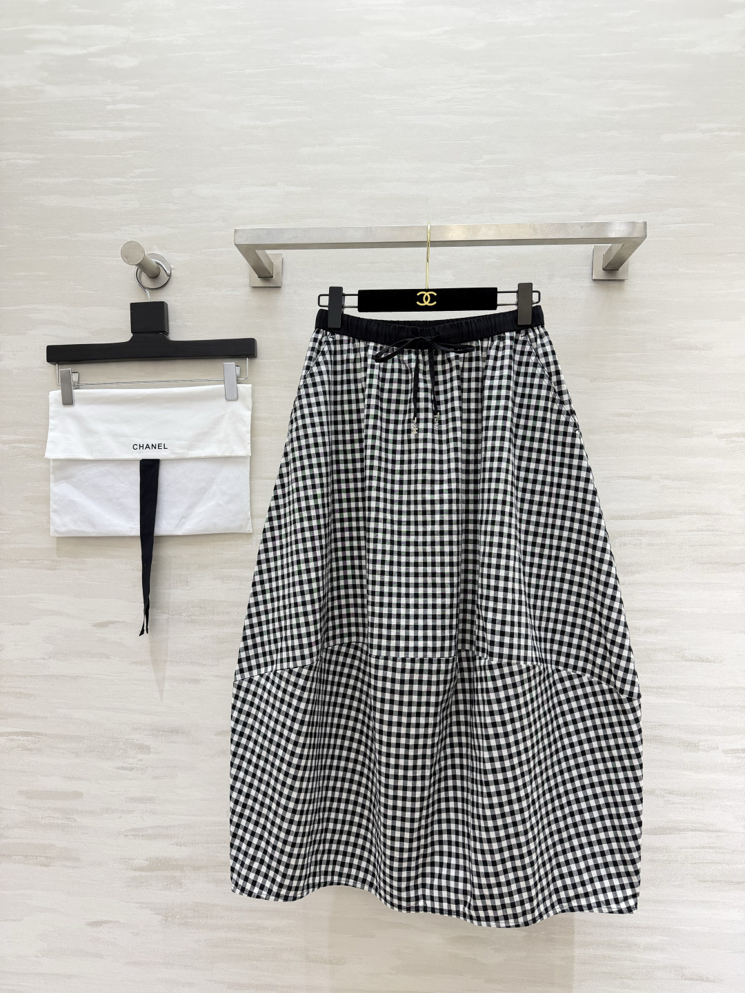 NO:947036,Chane's classic black and white plaid midi-length skirt. Lazy and elasticated drawstring waistband. Don't pick your waistline. No restrictions on wearing or taking off. Loose A-line cut with wide hem. Hidden crotch and leg muscles. Pear-shaped cabbage. Hidden side pockets, practical and beautiful. Refreshing and breathable fabric. Can be worn alone or with a knitted T-shirt in spring and summer. Retro small plaids never go out of style. Casual and durable for daily travel. High-quality customization.  Available now, size 36/38/40/42 (size 38 waist 68, skirt length 85), Chanel-clothing, chanel, chanel, skirts, tees, t-shirt,19860909Chane经典黑白格纹半身长裙 慵懒感拉满松紧抽绳腰头 不挑腰围 穿脱无束缚 宽松A字阔摆剪裁 藏胯藏腿肉 梨形天菜 侧边隐形口袋,实用又美观 清爽透气面料 春夏单穿、搭针织T恤都百搭 复古小格纹永不过时 日常出行随性耐看 高品质定制 现货首发size36/38/40/42(38码腰围68,裙长85）,香奈儿-服装,chanel,chanel,skirts,tees，t-shirt,,Women's clothing