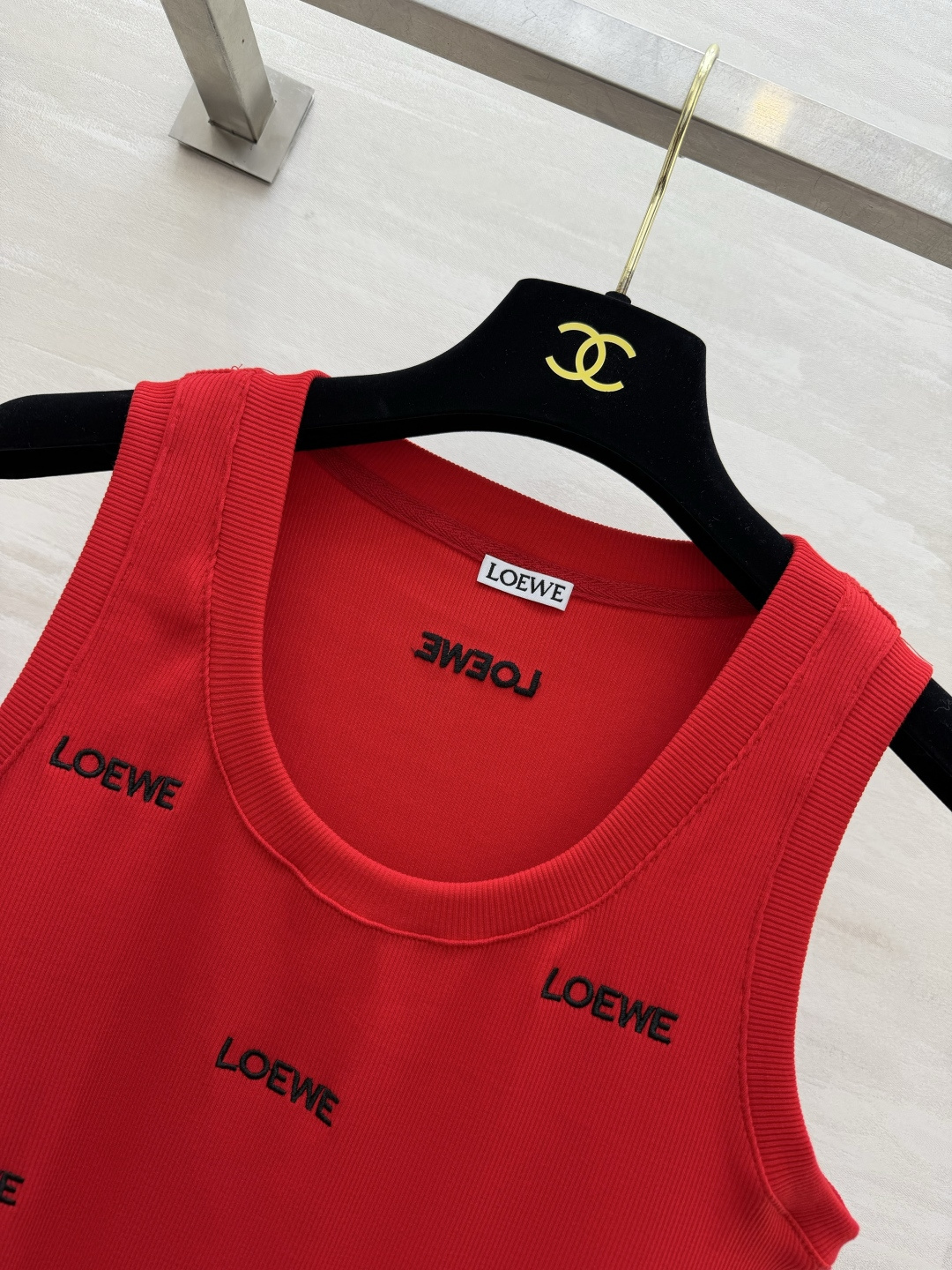Loew♡²⁶❤️🖤满绣字母针织背心！两色｜正红 / 经典黑 U领版型修饰锁骨线条 满身刺绣logo 精致有辨识度 弹力