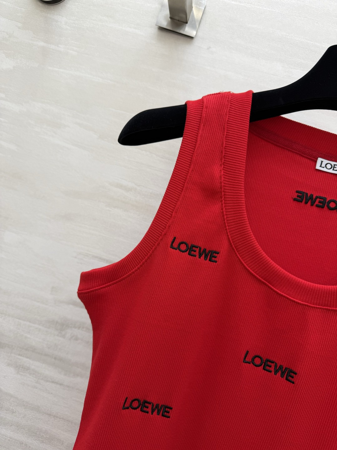 Loew♡²⁶❤️🖤满绣字母针织背心！两色｜正红 / 经典黑 U领版型修饰锁骨线条 满身刺绣logo 精致有辨识度 弹力