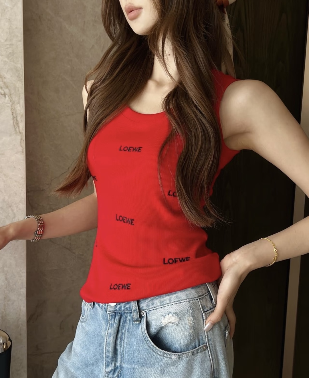Loew♡²⁶❤️🖤满绣字母针织背心！两色｜正红 / 经典黑 U领版型修饰锁骨线条 满身刺绣logo 精致有辨识度 弹力
