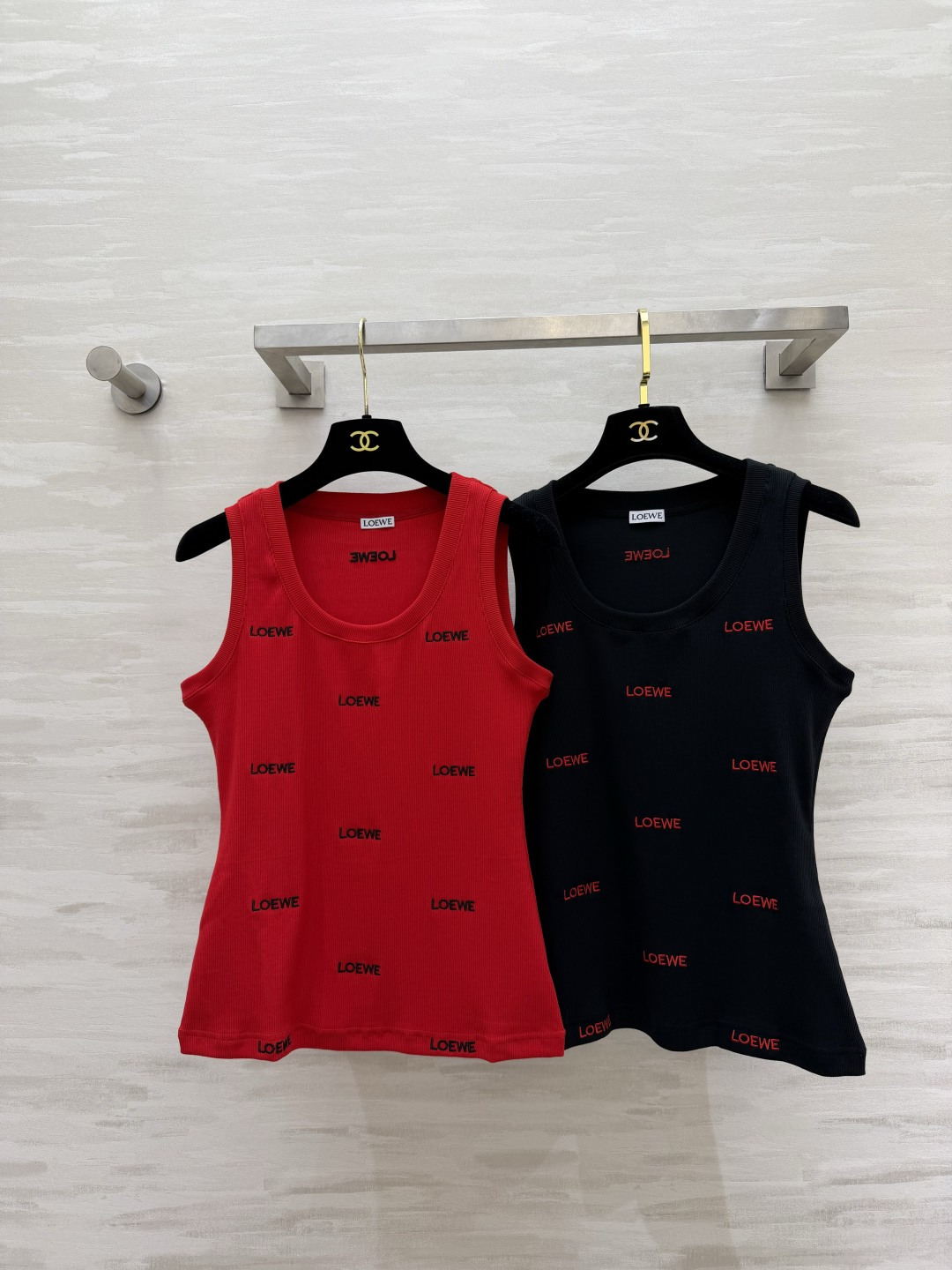 Loew♡²⁶❤️🖤满绣字母针织背心！两色｜正红 / 经典黑 U领版型修饰锁骨线条 满身刺绣logo 精致有辨识度 弹力